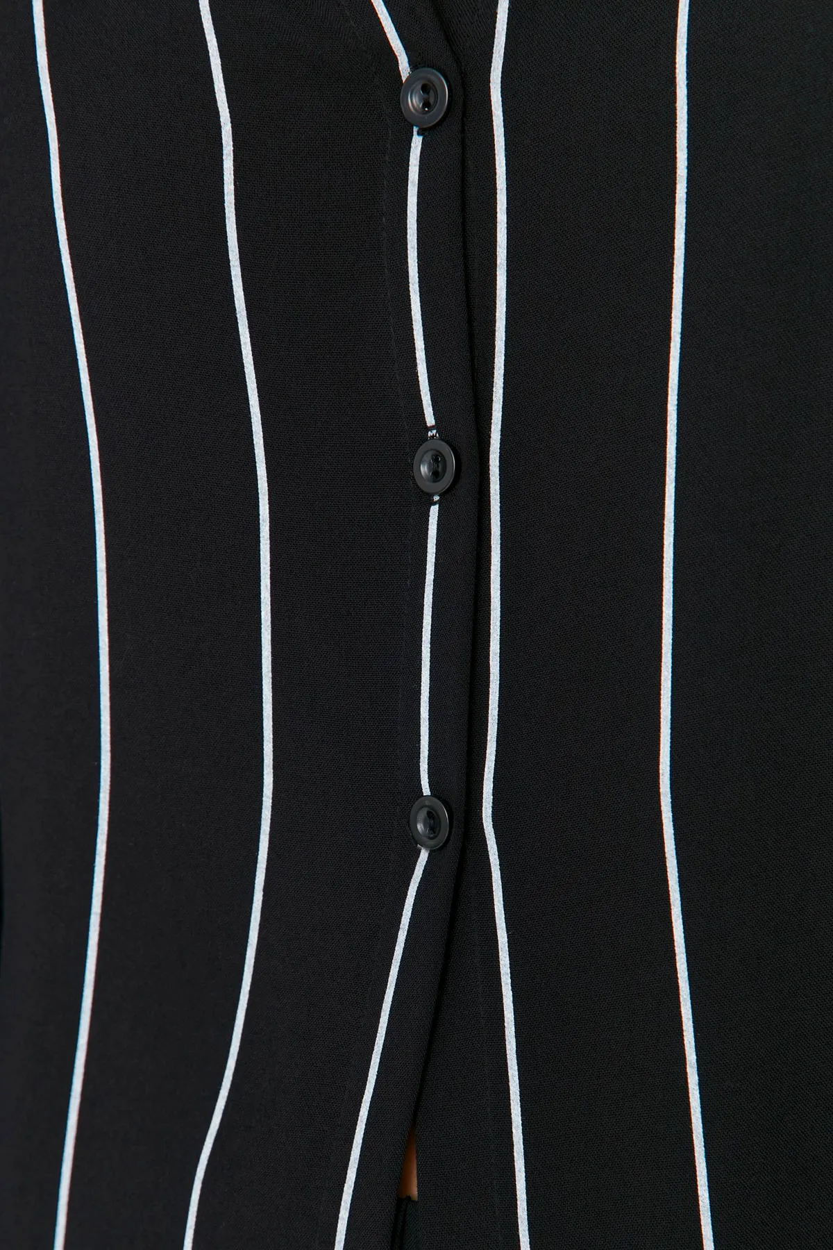 Trendyol Collection  Schwarzes Pyjama-Set aus gewebtem Viskose-Hemd und -Hose mit Streifen und Schlitzdetail THMAW23PT00158