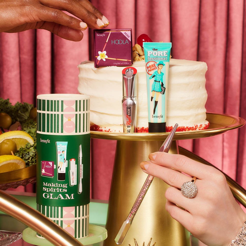 Benefit Sets & Geschenke Making Spirits Glam Make-up Set – Full-Size Primer & Augenbrauenstift, Mini Bronzer & verlängernde M