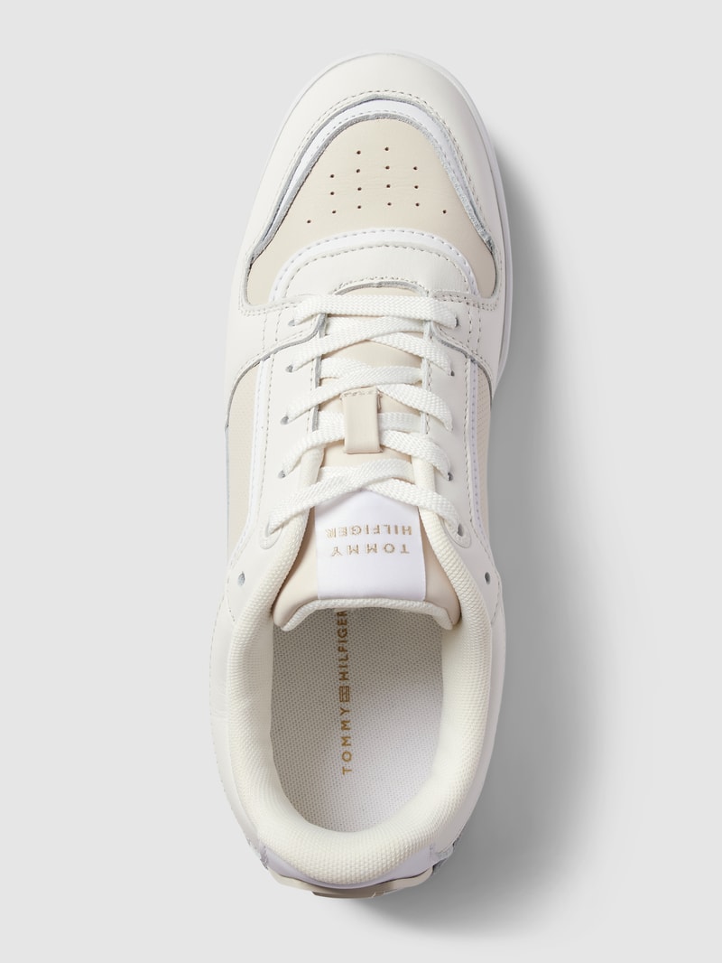 Sneaker mit Label-Details in weiß