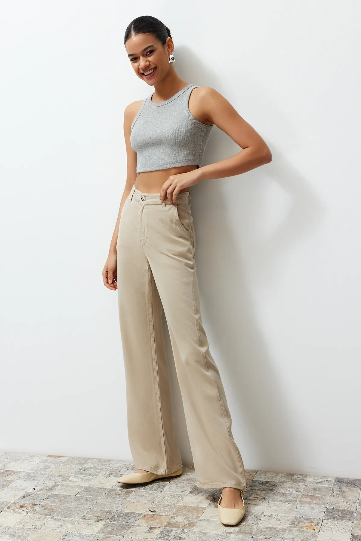 Trendyol Collection  Beige Jeans mit niedriger Taille und weitem Bein, 100 % Tencel™ TWOSS23JE00219