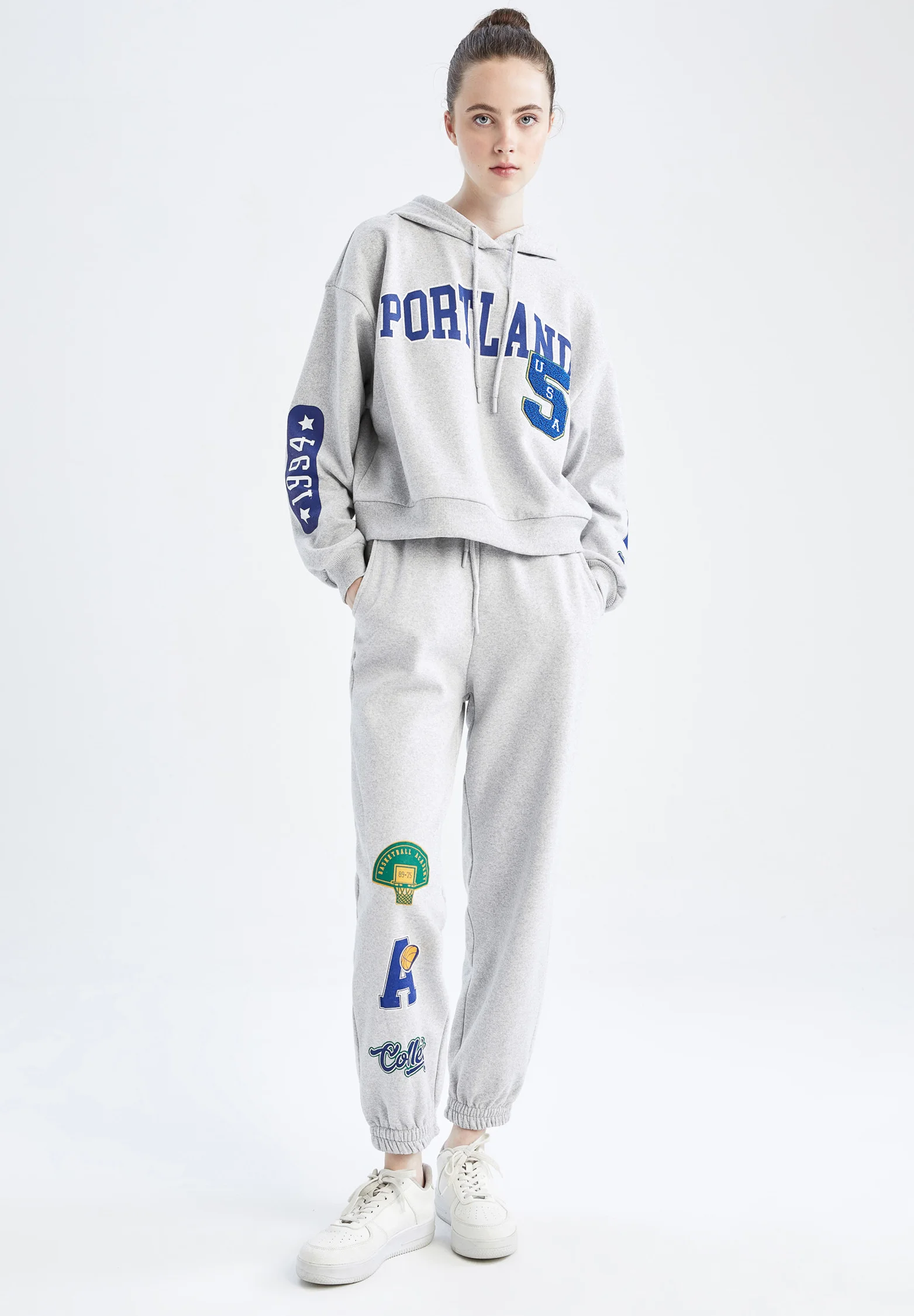 Sudadera con capucha DeFacto REGULAR FIT