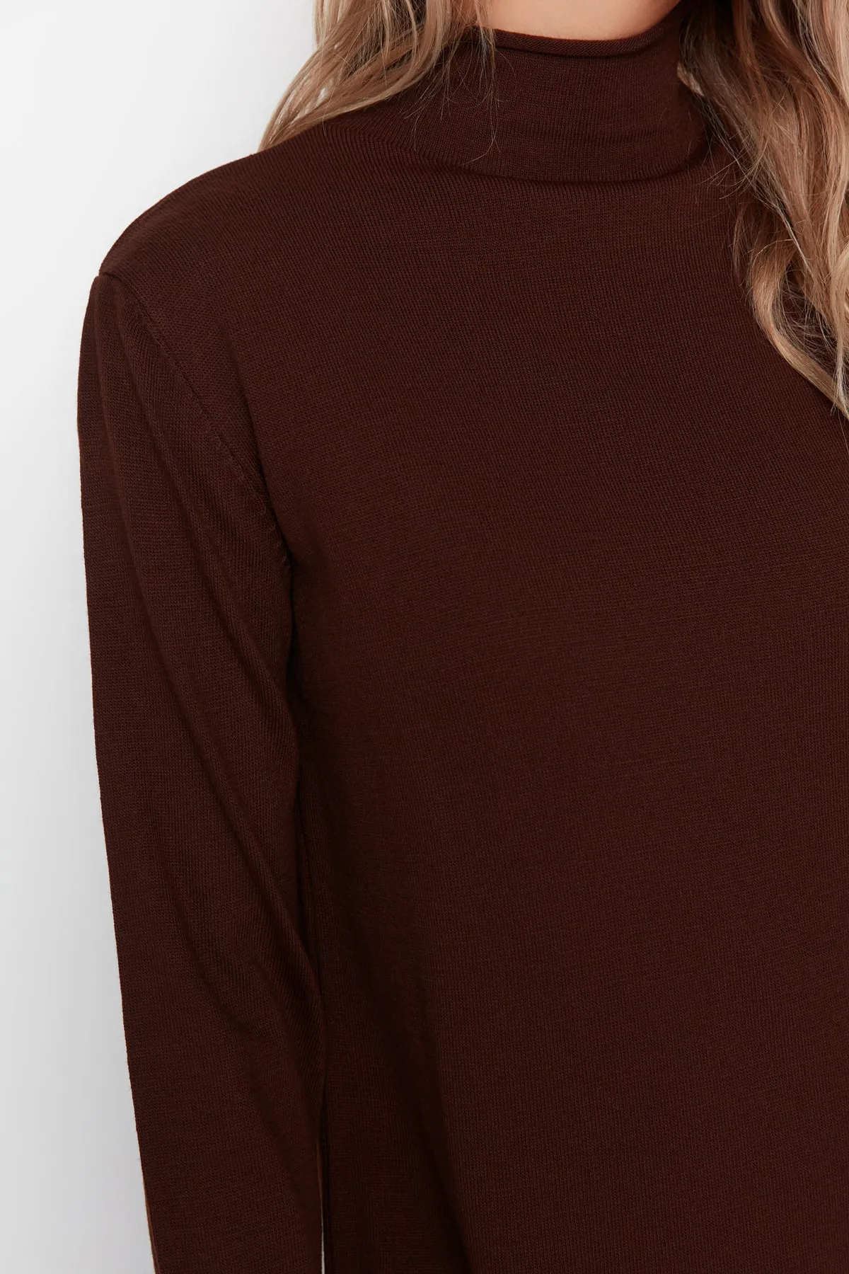 Trendyol Modest  Braunes Rollkragen-Strickkleid TCTAW23EB00001