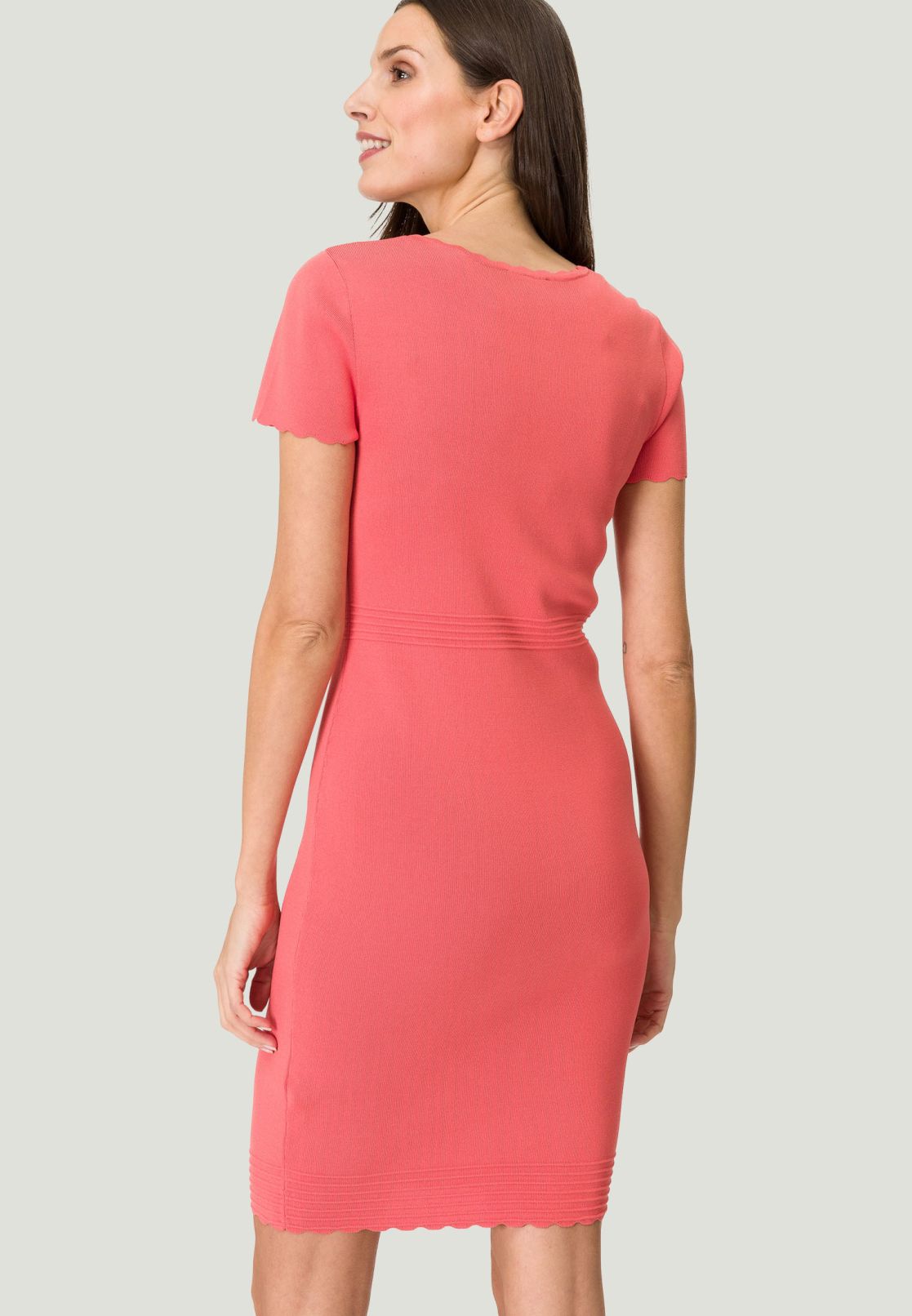 Figurbetontes Minikleid mit goldenen Knöpfen