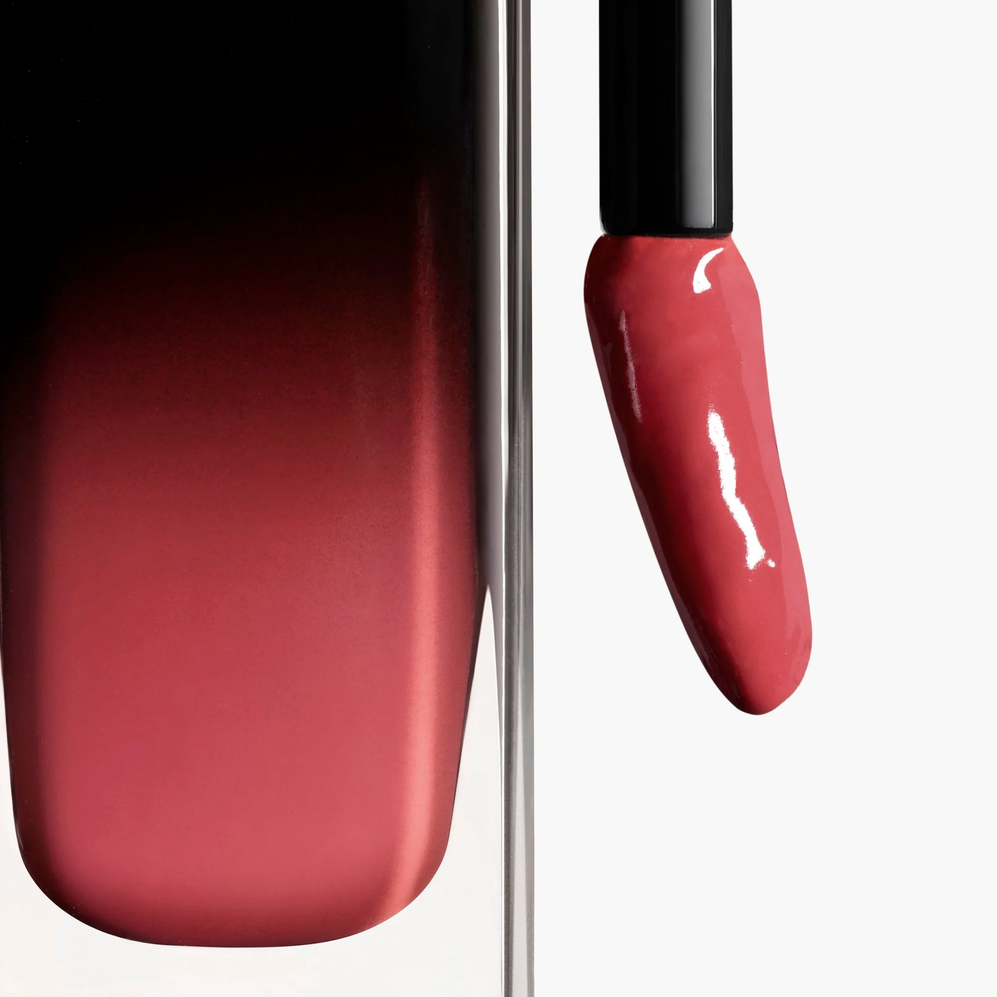 ROUGE ALLURE LAQUE - LE ROUGE À LÈVRES FLUIDE BRILLANT À LA TENUE EXTRÊME
