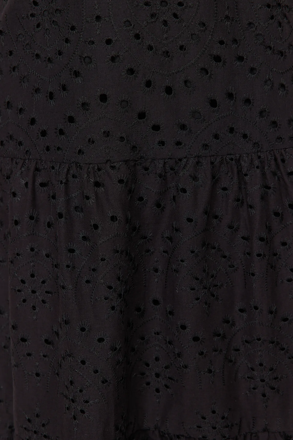 Trendyol Collection  Schwarzes Midikleid mit Taillenöffnung, gefüttert und bestickt, gewebtes Kleid TWOSS23EL00156