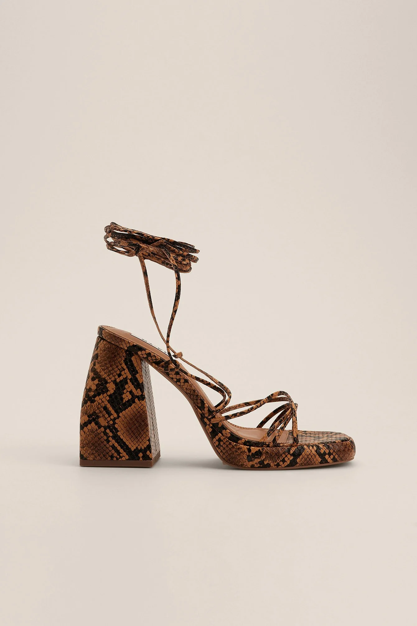 Retro-Absatzschuhe mit Keilabsatz und Riemchen