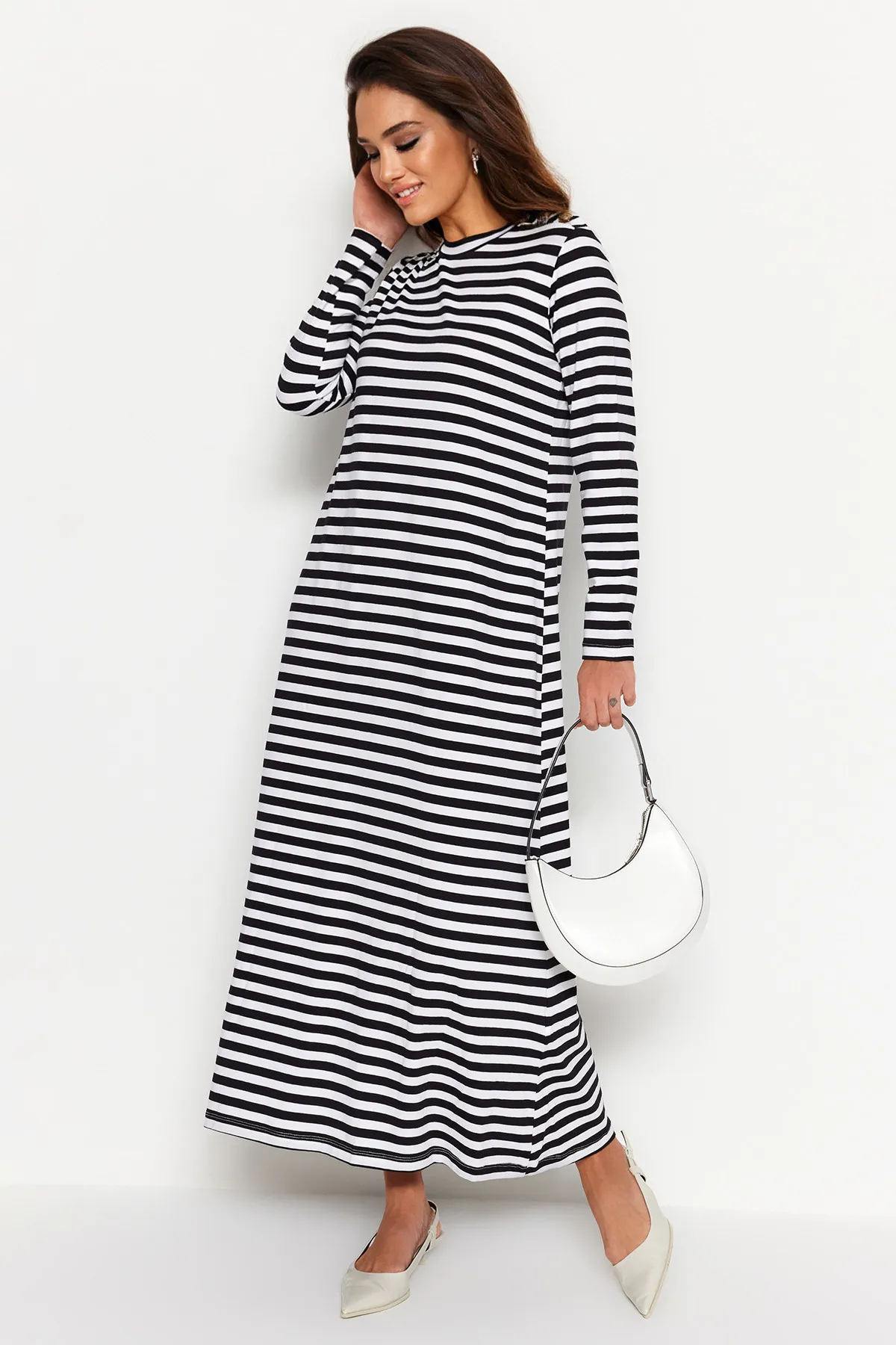 Trendyol Modest  Weißes Strickkleid mit Knopfleiste an der Schulter TCTSS23EB00291