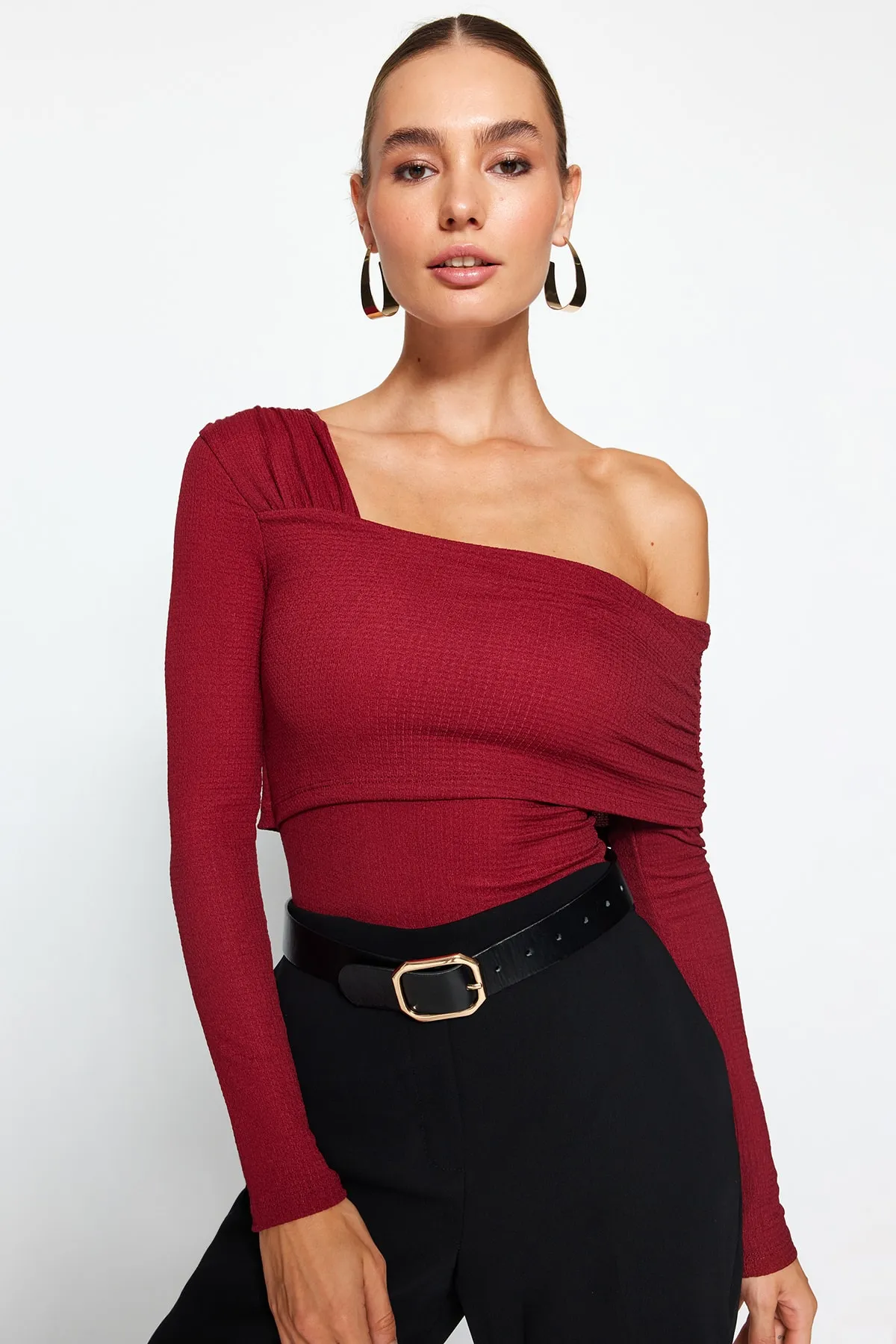 Trendyol Collection  Weinroter asymmetrischer Kragen, detailliert drapiert, tailliert/körperbetont, Wickel-/strukturierter Strickbody TWOAW23BD00043