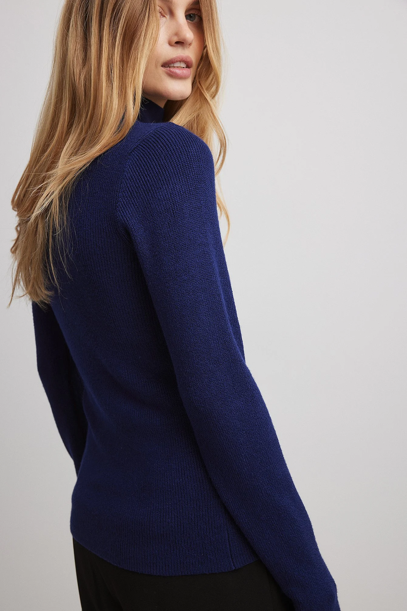 Langärmeliger Rollkragenpullover mit Rippenstrick