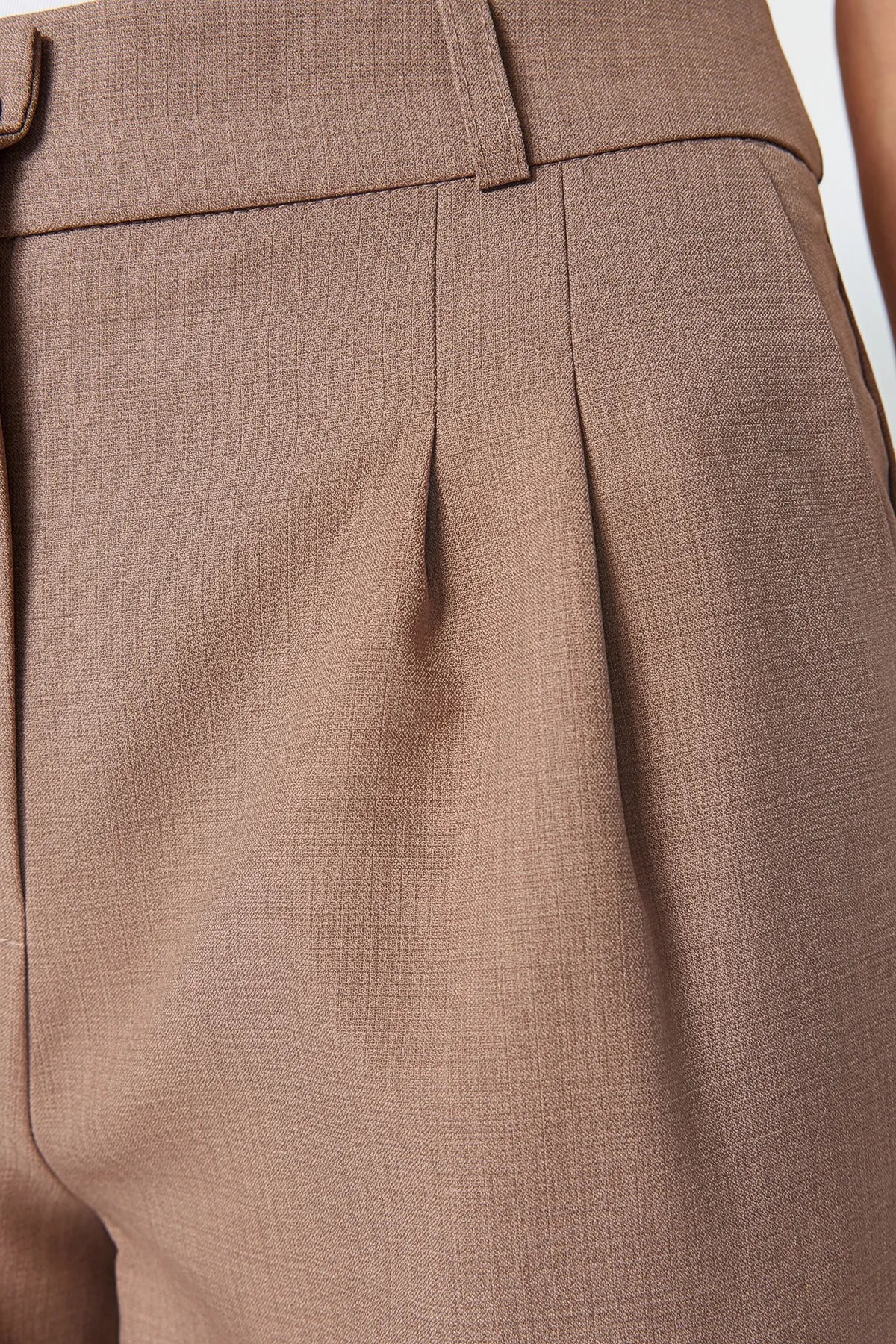 Trendyol Collection  Hellbraune, plissierte Webhose mit weitem Bein TWOAW22PL0475