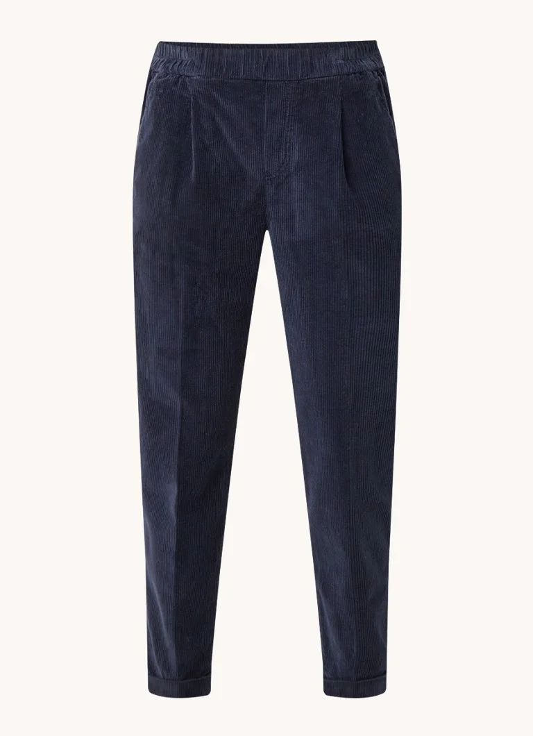 Pantaloni mulați din catifea reiată, cu talie înaltă și croială scurtă pe picior, de la Benetton.