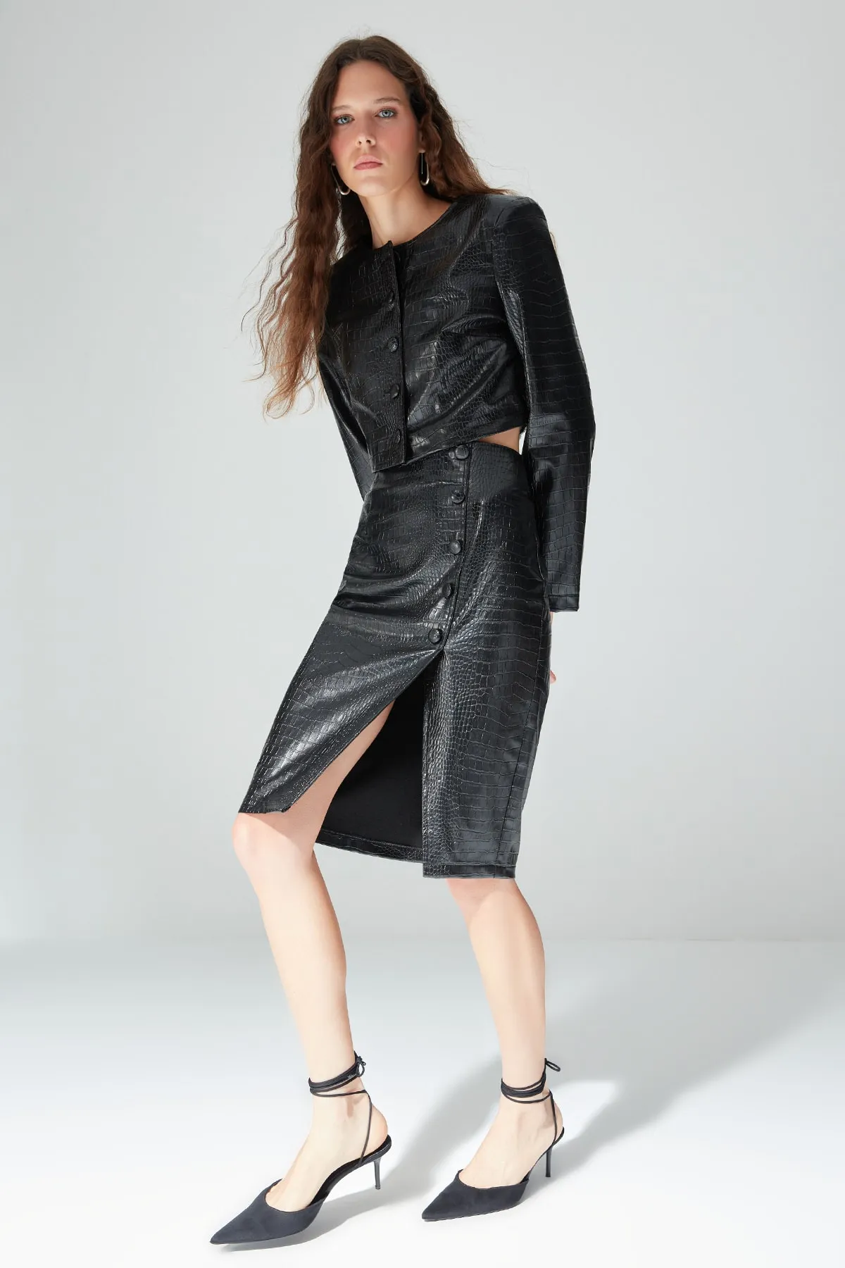 Trendyol Collection  Schwarzer Midi-Webrock mit Schlitz und detailliertem Schlangenlederimitat TWOAW23ET00260