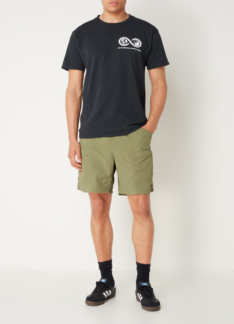 Un tricou cu cuvintele „Respunde-ți sentința pe viață” imprimate pe ambele părți.