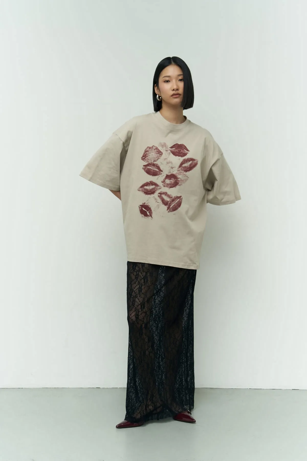 MAİ COLLECTİON  Beiges Oversize-T-Shirt mit Lippen
