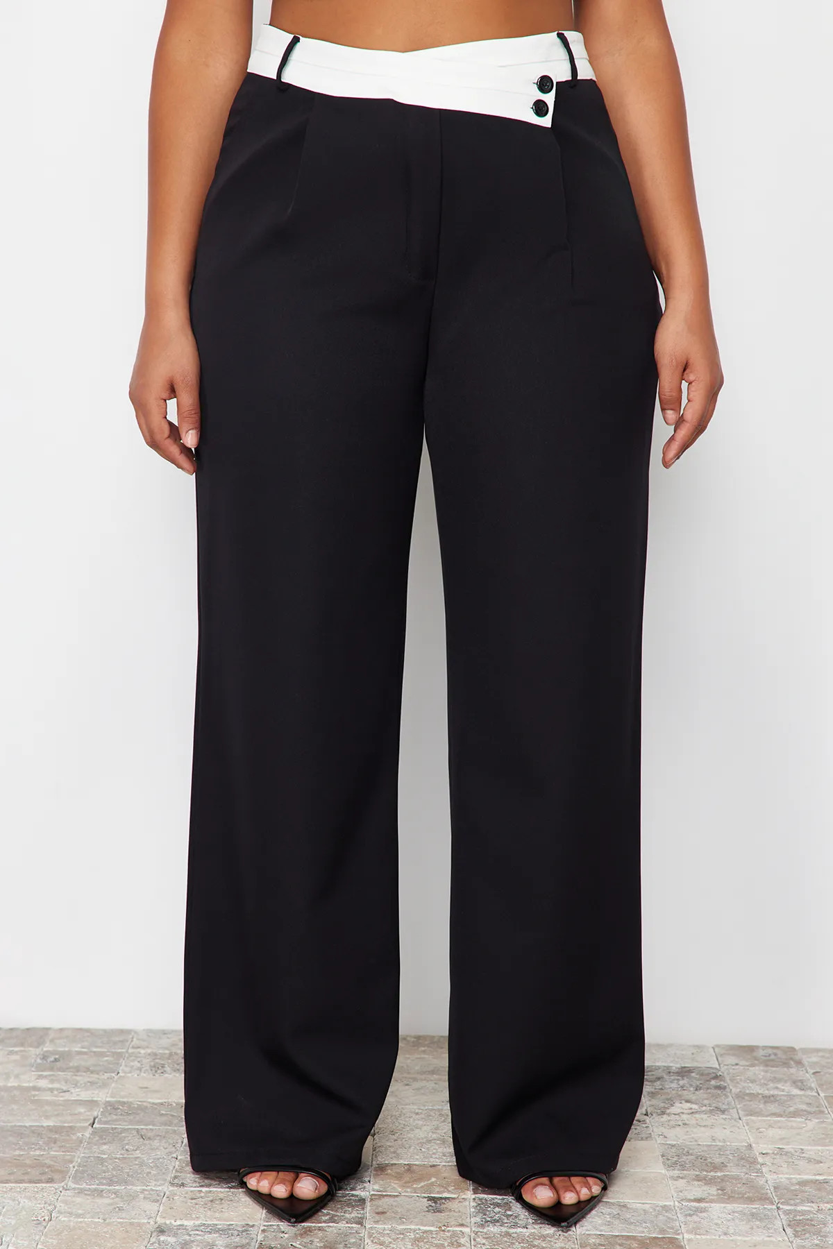 Trendyol Curve  Schwarze Webhose mit hoher Taille und weitem Bein TBBSS24AR00016