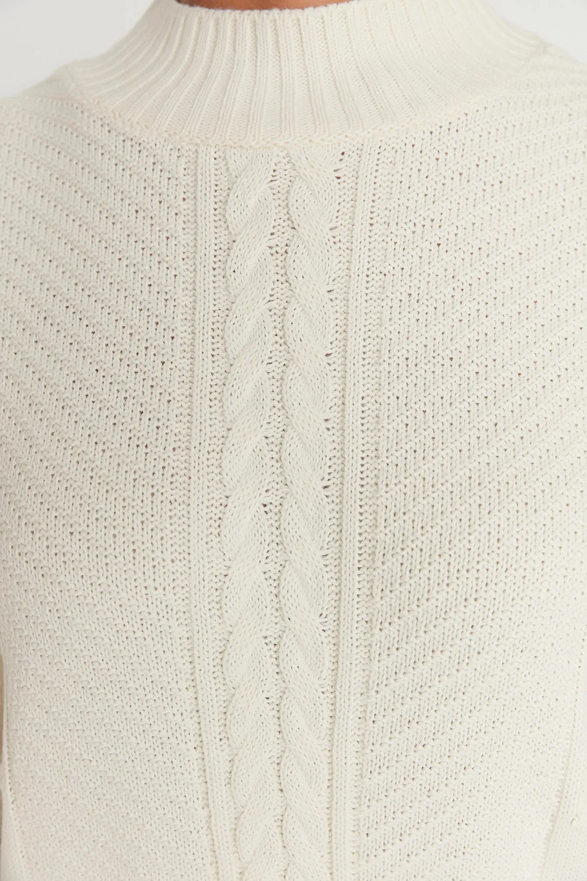 Trendyol Modest  Ecrufarbener Strickpullover mit Zopfmuster und detailliertem Muster TCTAW23KZ00071