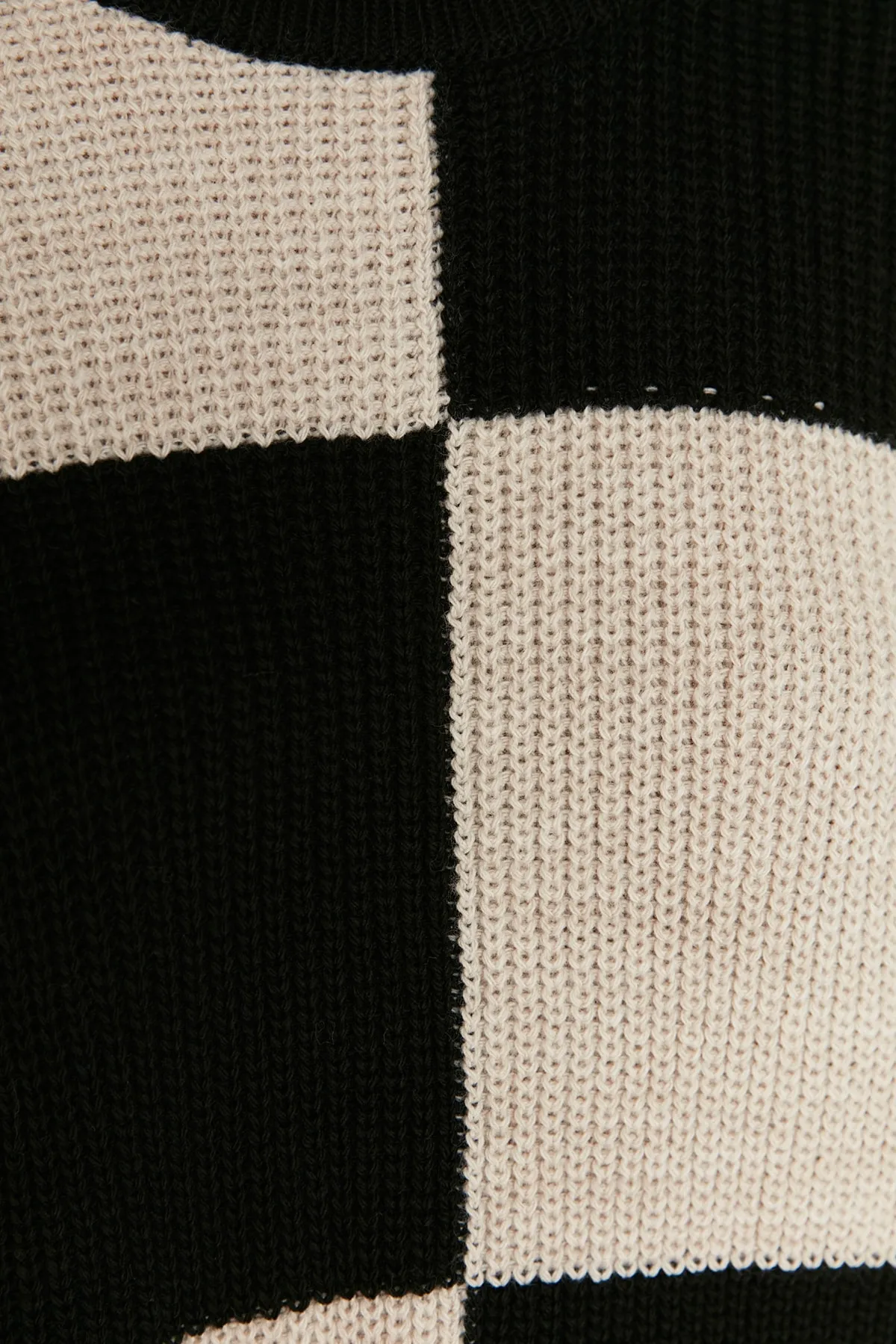 Trendyol Modest  Schwarzer, ecrufarbener Strickpullover mit Schachbrettmuster und Rundhalsausschnitt TCTAW23KZ00004