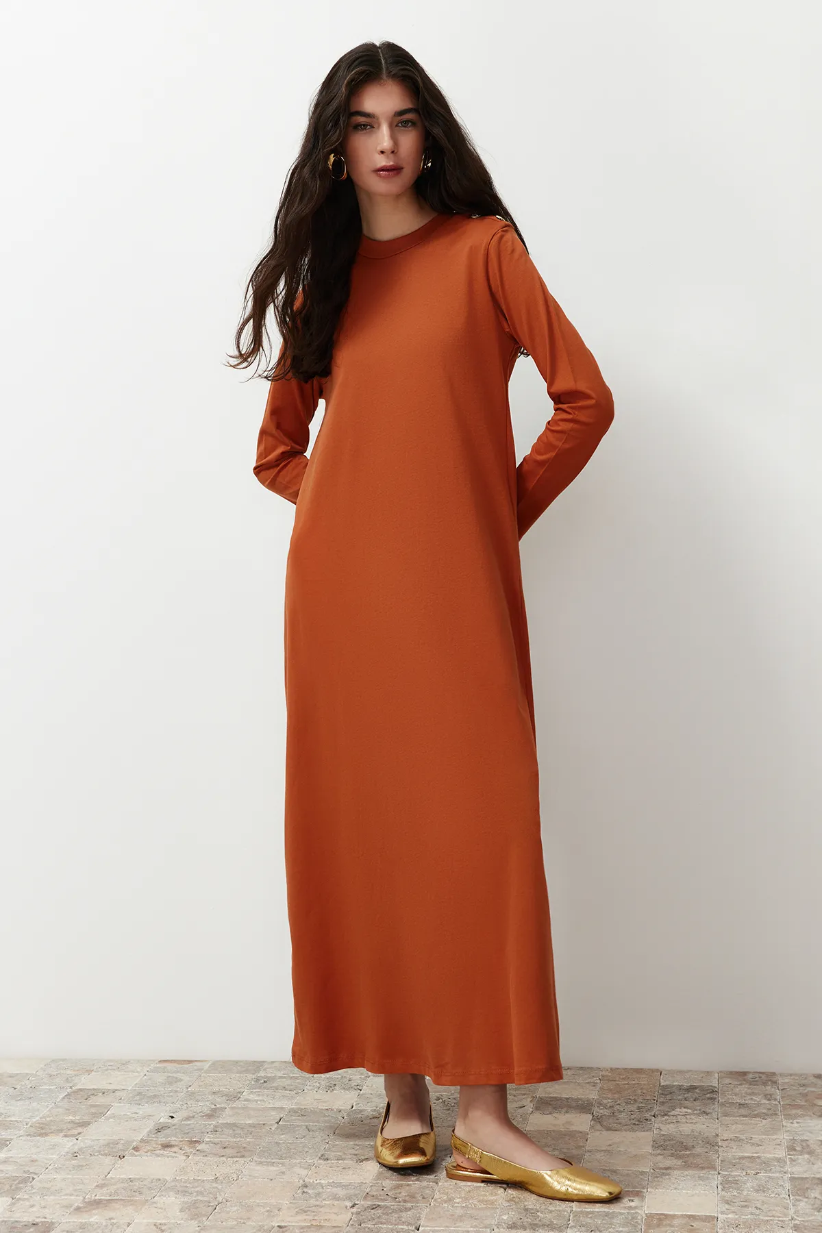 Trendyol Modest  Detailliertes Strickkleid mit Zimt-Schulterknopf TCTSS23EB00291