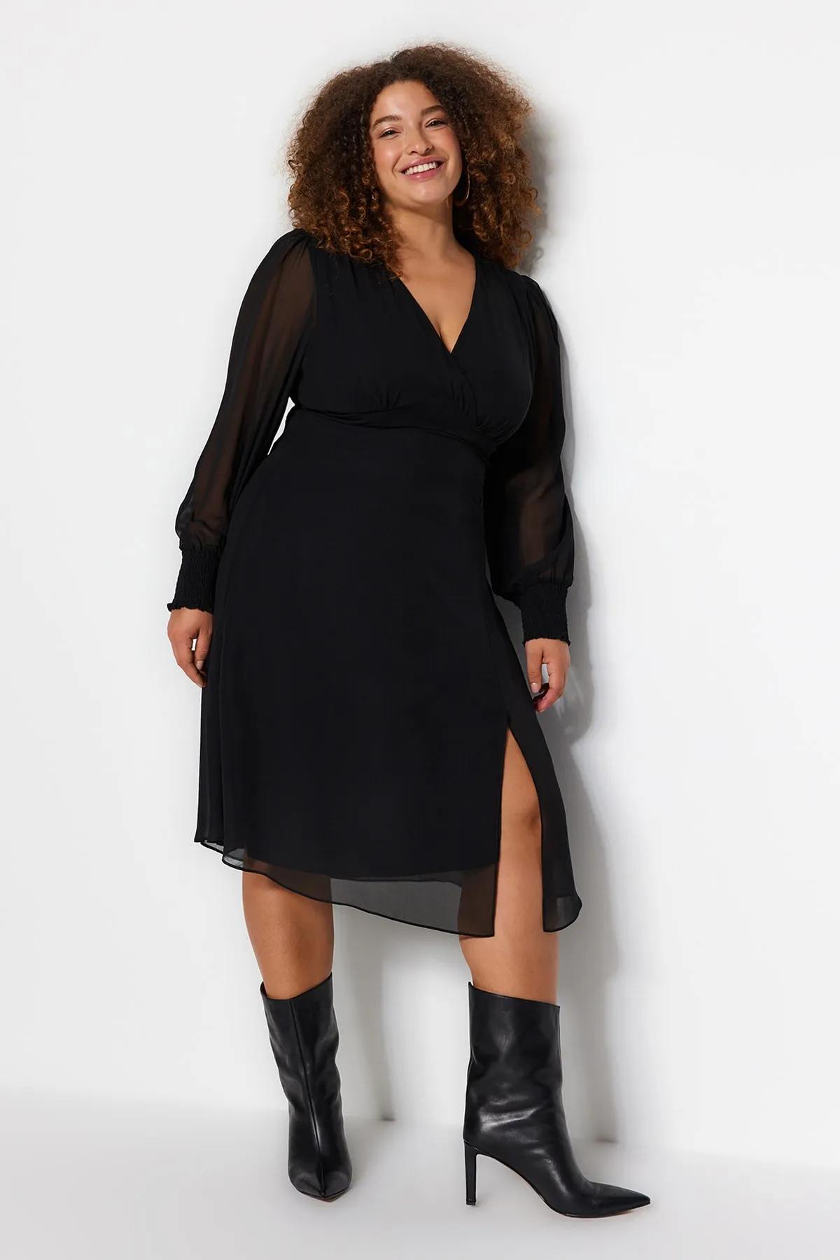 Trendyol Curve  Schwarzes gewebtes A-Linien-Kleid mit Schlitzdetail TBBAW24AH00040