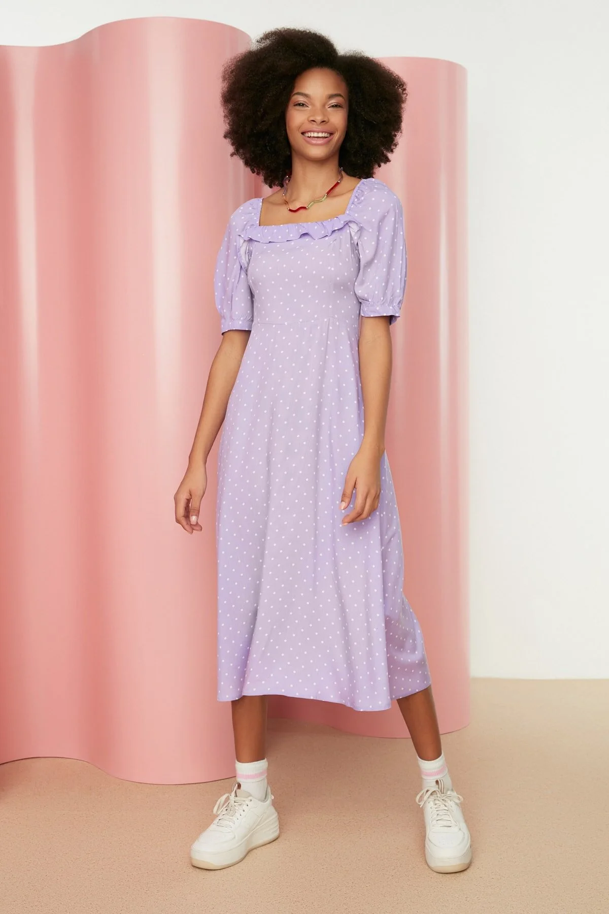 Trendyol Collection  Lilafarbenes A-Linien-Midikleid mit gewebten Rüschen und Punkten TWOSS21EL0511