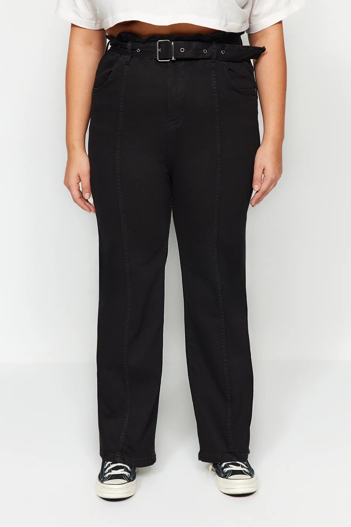 Trendyol Curve  Schwarze High-Waist-Jeans mit Gürtel und Nähten, detaillierte Straight-Fit-Jeans TBBAW24CJ00013