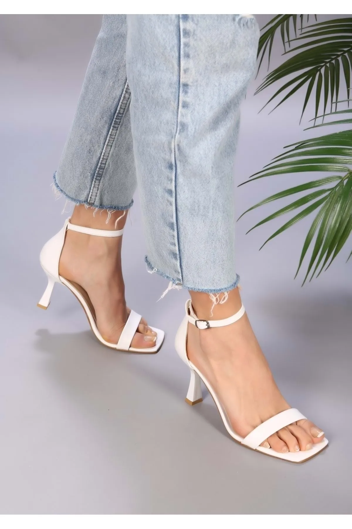 Shoeberry  Riva White Skin Damenschuhe mit einzelnem Riemen und Absatz