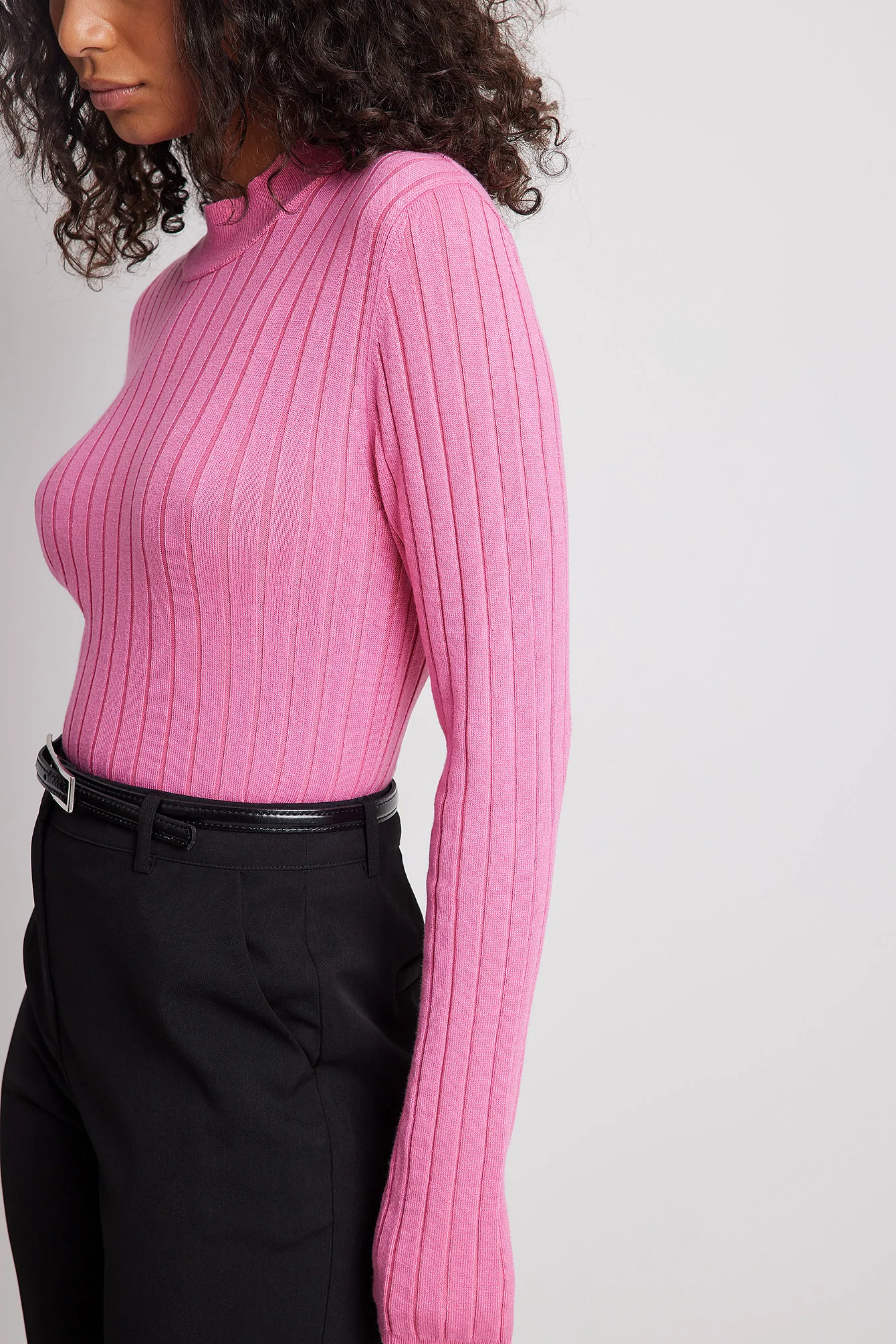 Gerippter Strickpullover mit hohem Ausschnitt