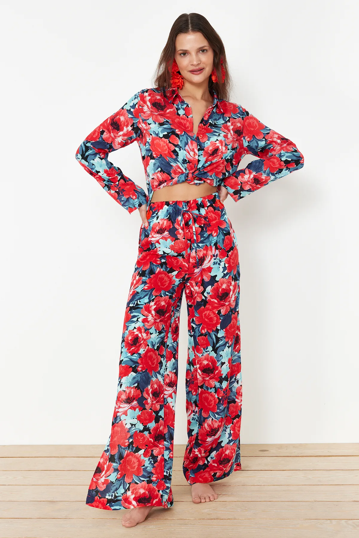 Trendyol Collection  Gewebtes Hemd-Hosen-Set mit Blumenmuster TBESS24AU00003