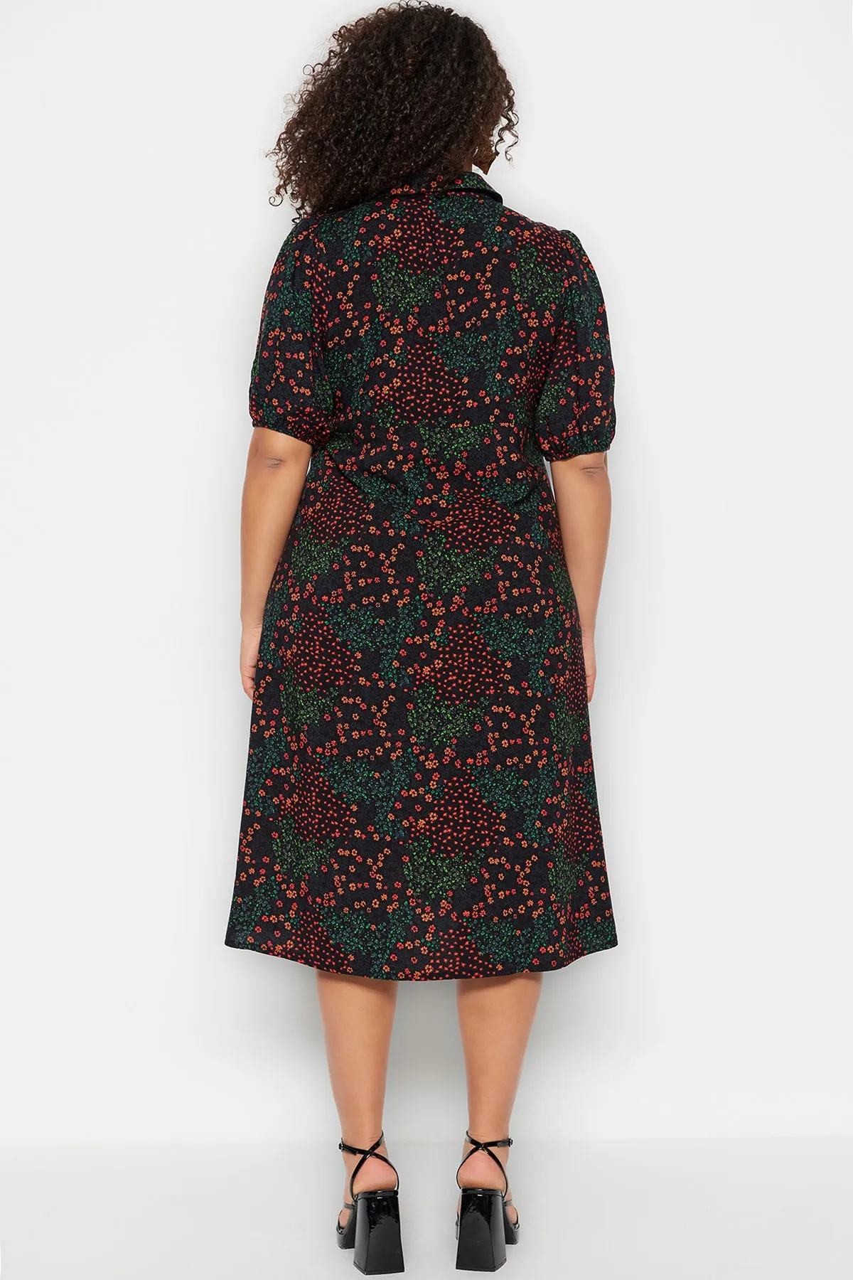 Trendyol Curve  Schwarzes, gewebtes Hemdblusenkleid mit Blumenmuster TBBSS23AH00039