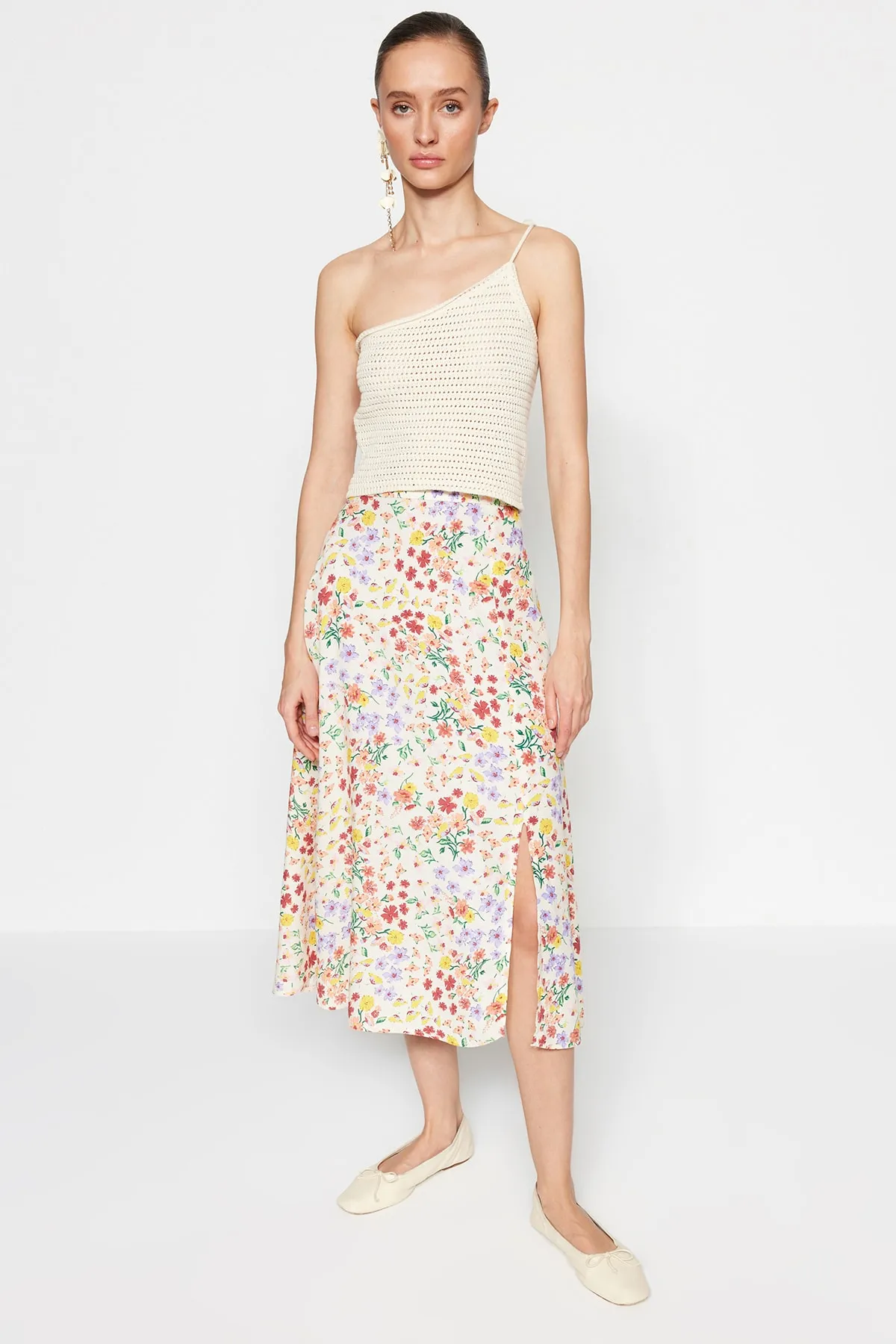 Trendyol Collection  Ecrufarbener Midi-Webrock aus Viskosestoff mit detailliertem Blumenmuster und Schlitz TWOSS20ET0230