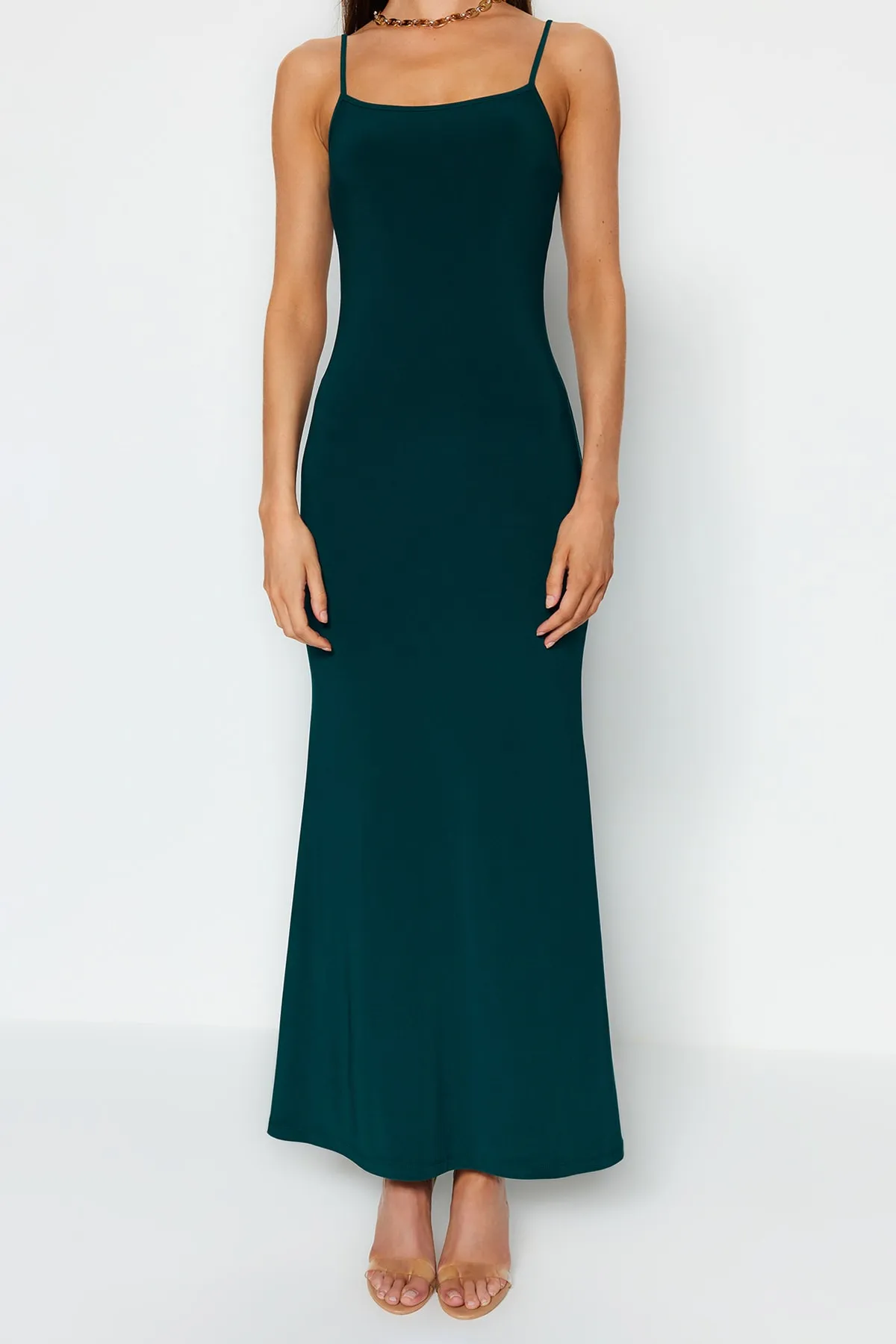 Trendyol Collection  Smaragdgrünes Maxi-Bleistiftkleid aus flexiblem Strick mit taillierten/taillierten Trägern TWOSS23EL02435