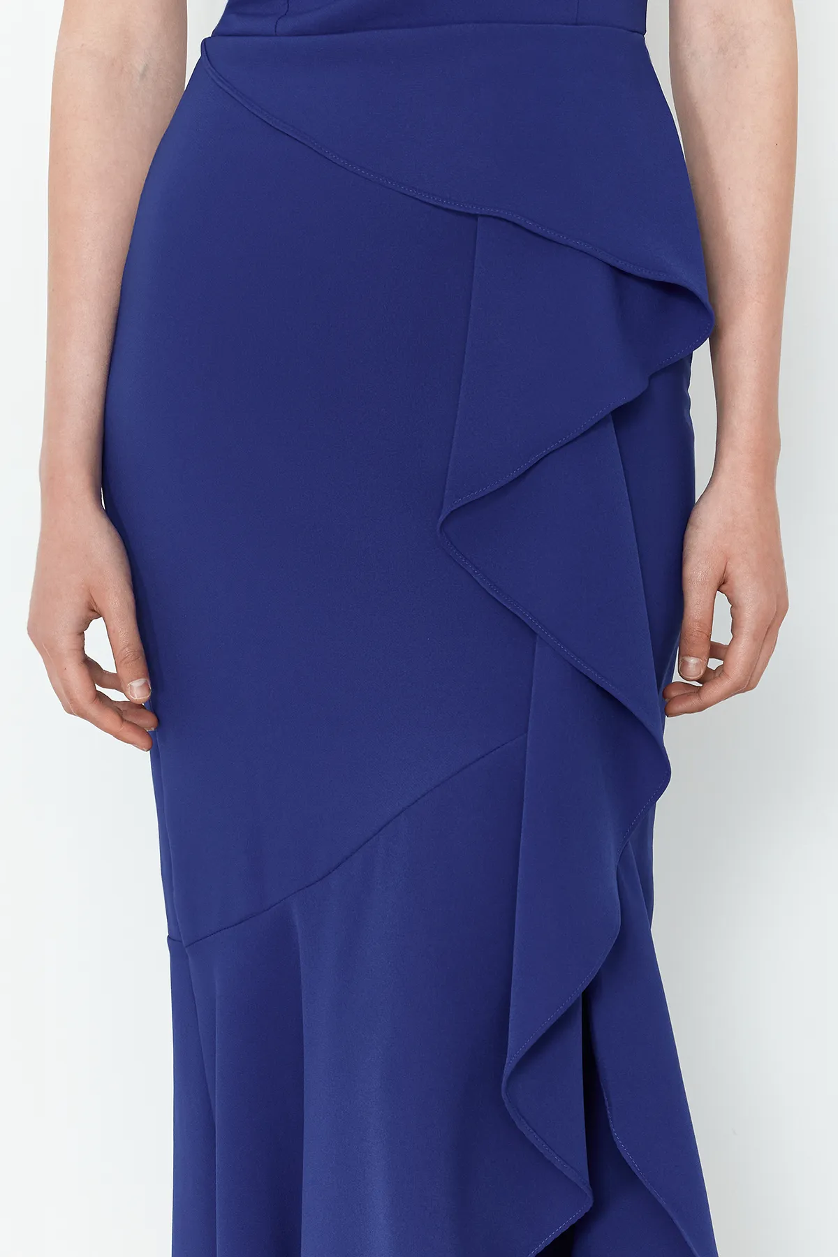 Trendyol Collection  Saks – Langes Abendkleid mit Volant und einzelnen Ärmeln TPRSS24AE00126