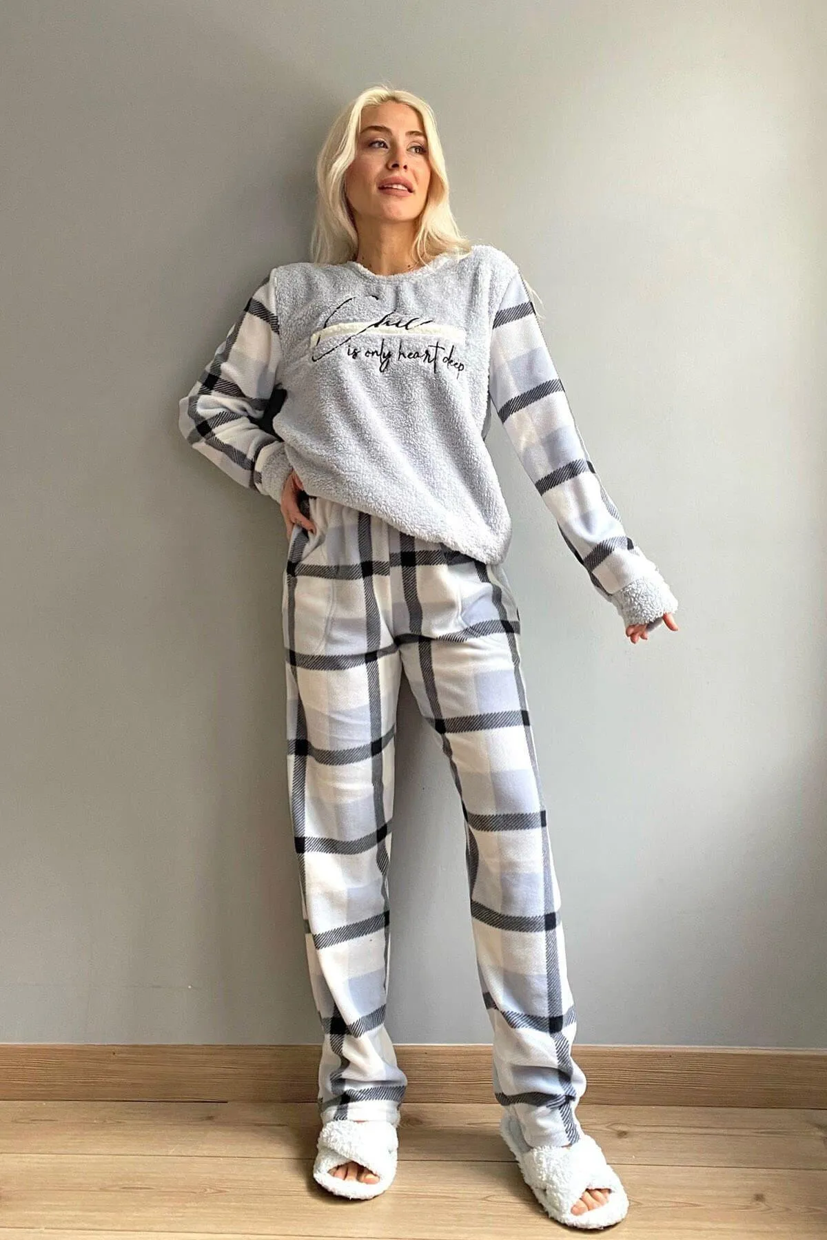 Pijamaevi  Blaues, tief schick gemustertes Plüsch-Pyjama-Set für Damen