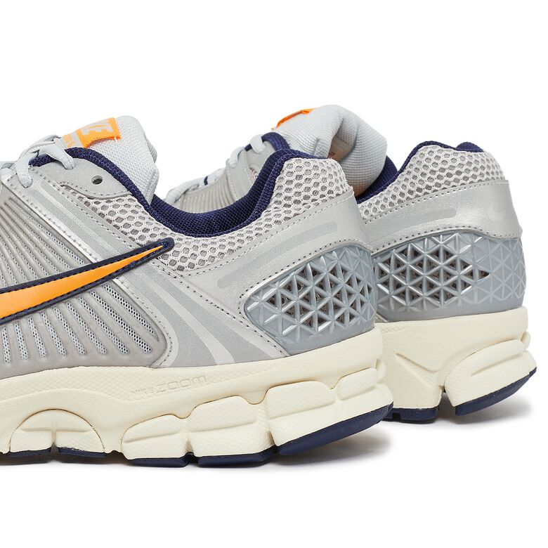 NIKE Wmns Zoom Vomero 5 