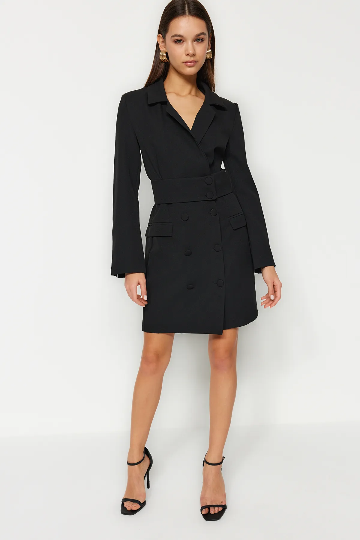 Trendyol Collection  Schwarzes Mini-Webkleid mit gewebten Knöpfen und Gürtel TWOAW24EL00497