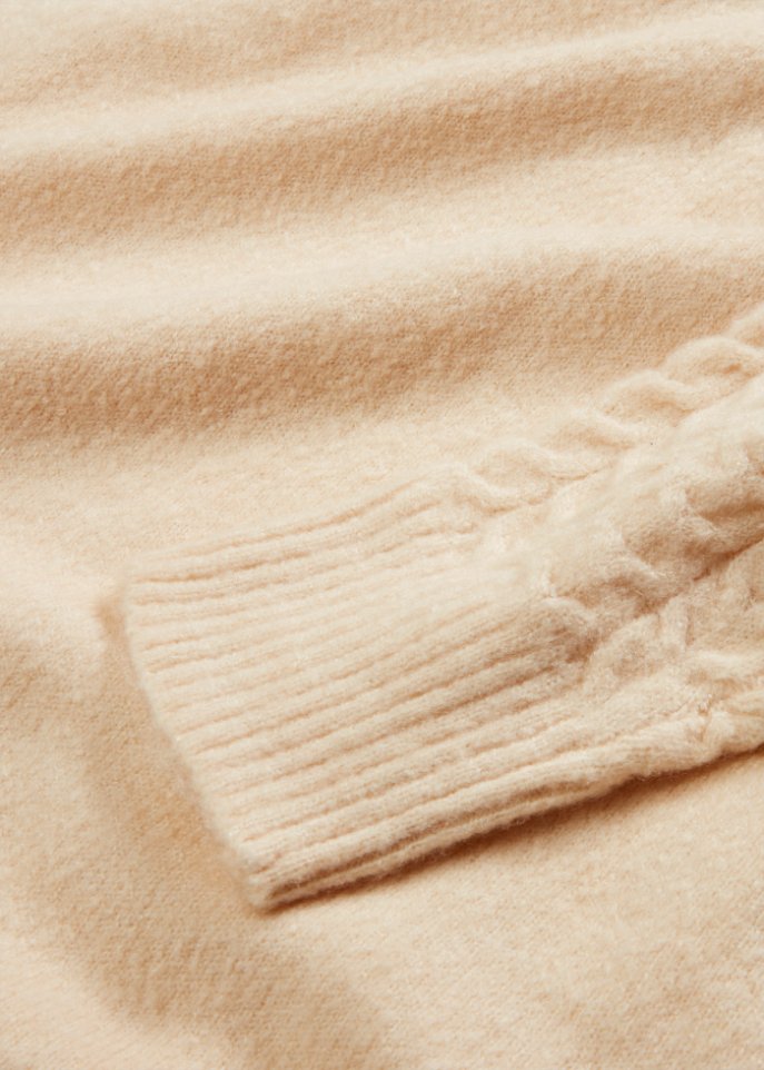 Strickkleid mit Zopfmuster am Ärmel
