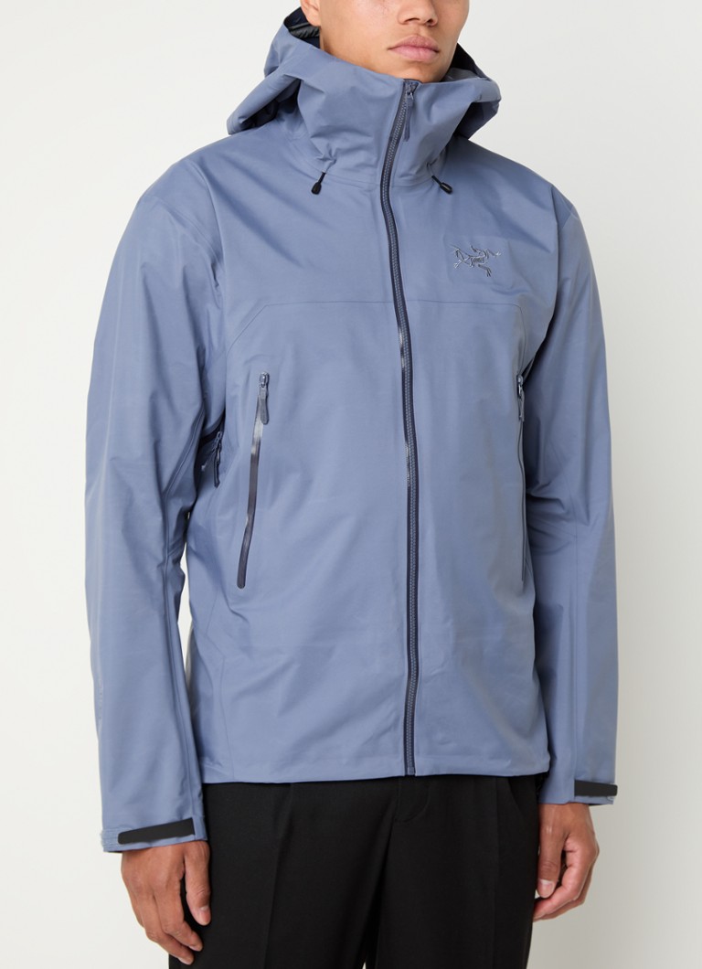 Arc'teryx Beta vējjaka ar izšuvumu no logotipa un rāvējslēdzēja kabatām