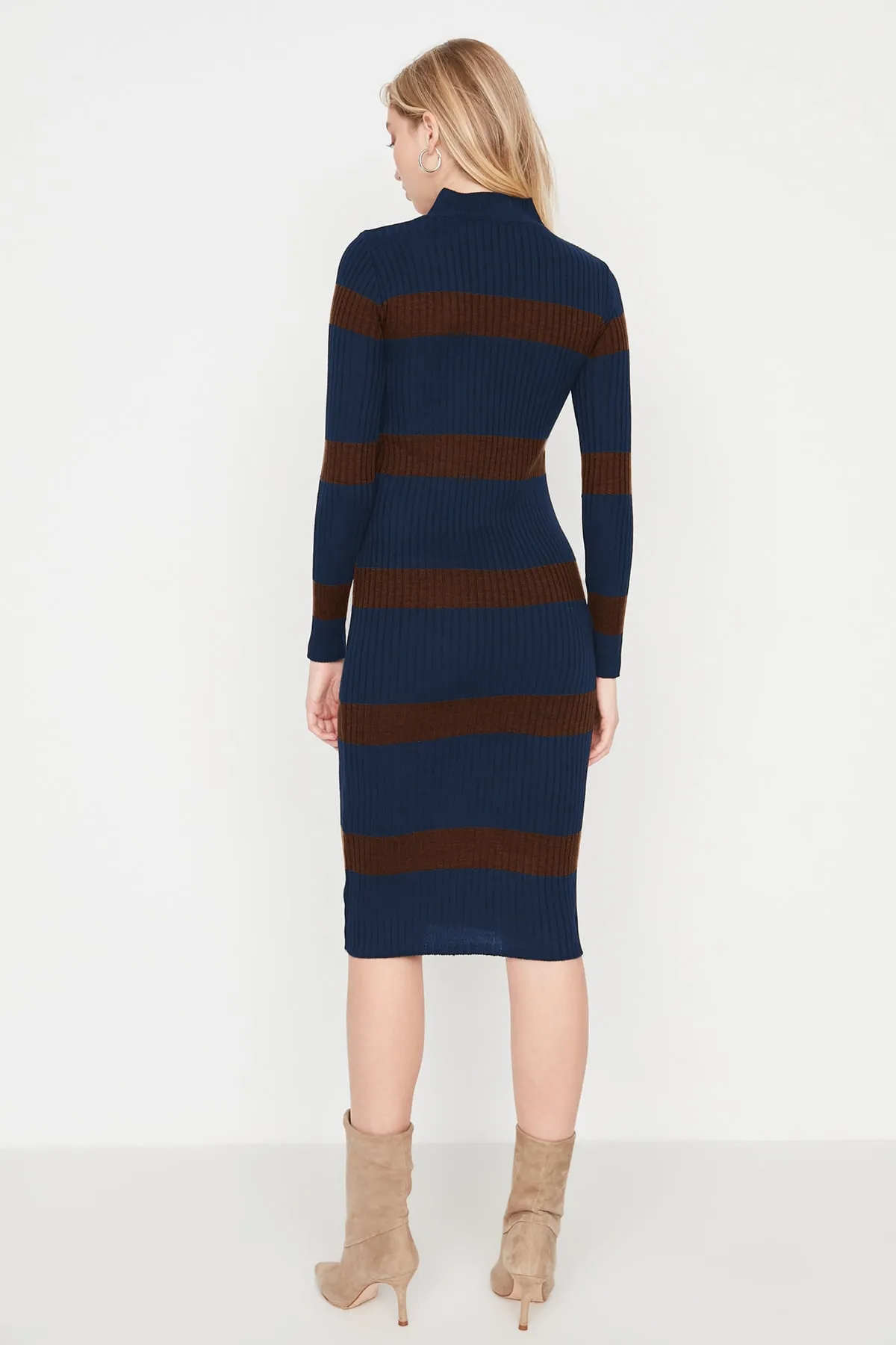 Trendyol Collection  Marineblau Marineblaues Midi-Strickkleid mit hohem Kragen TWOAW23EL00226 Kleid TWOAW23EL00226