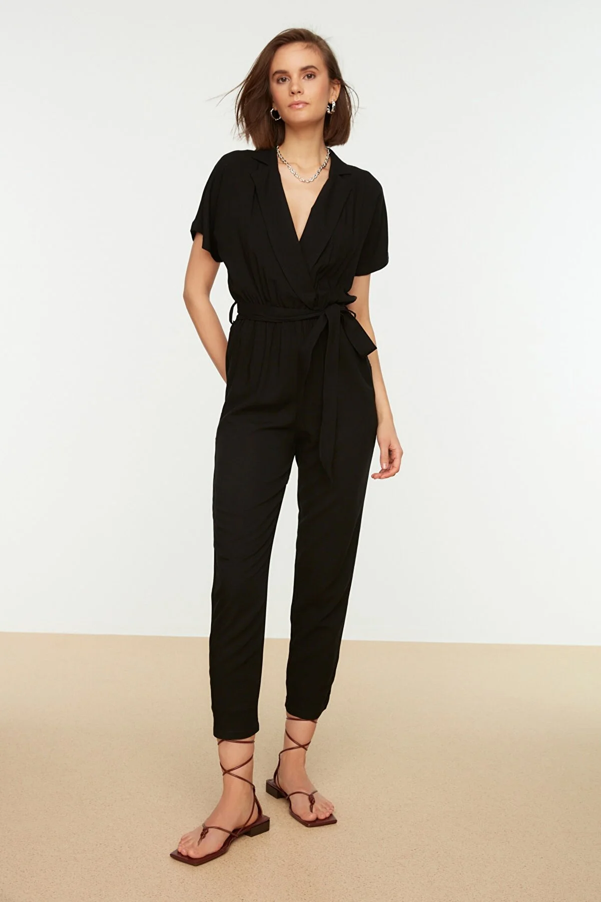 Trendyol Collection  Schwarzer, gewebter Jumpsuit mit zweireihigem Kragen und Schnürung und detailliertem Ausschnitt TWOSS19LJ0158
