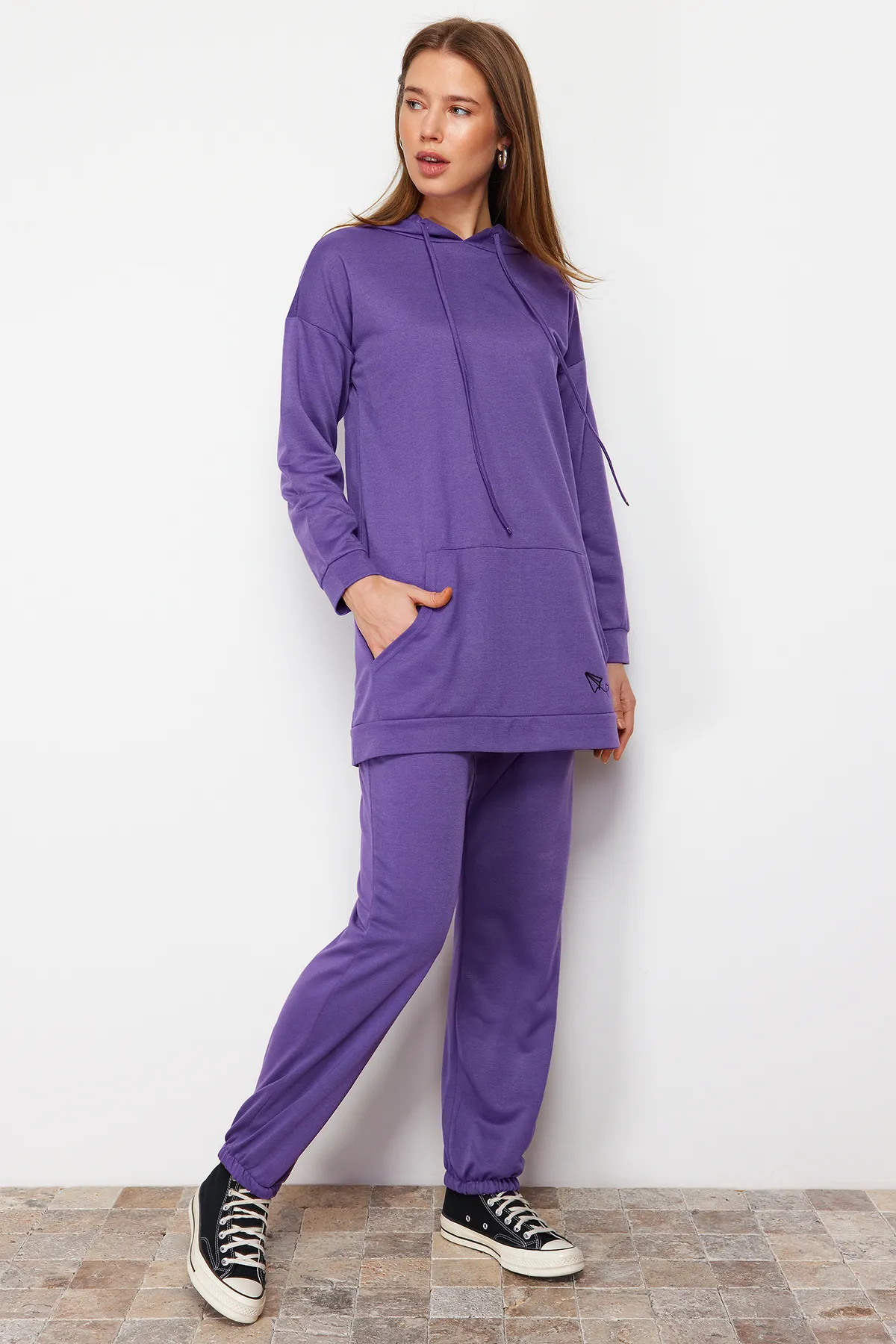 Trendyol Modest  Lila gestrickter Trainingsanzug mit Kapuze und Kängurutasche und Stickerei TCTSS21EM0085