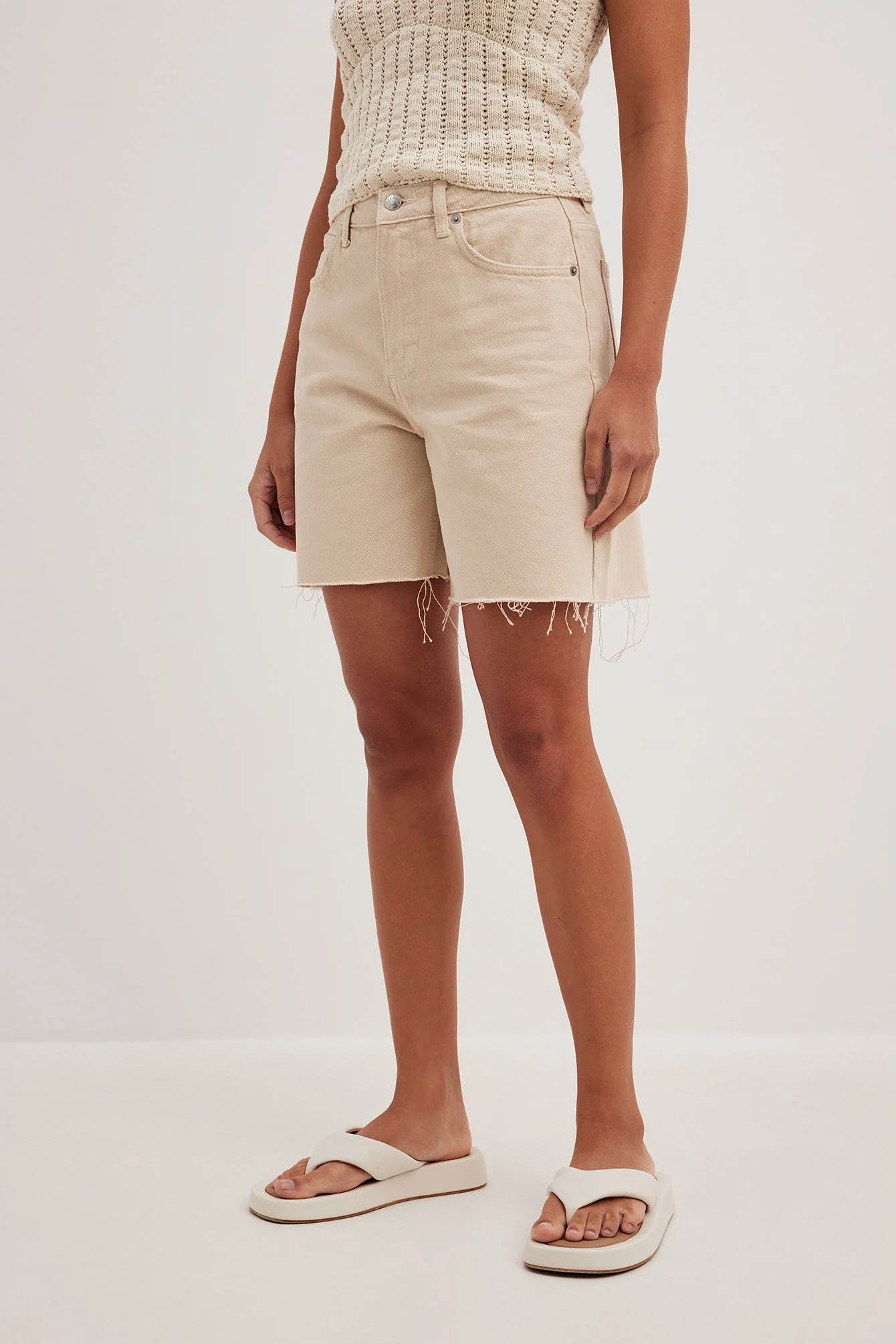 Hochtaillierte Denim-Shorts mit rohem Saum