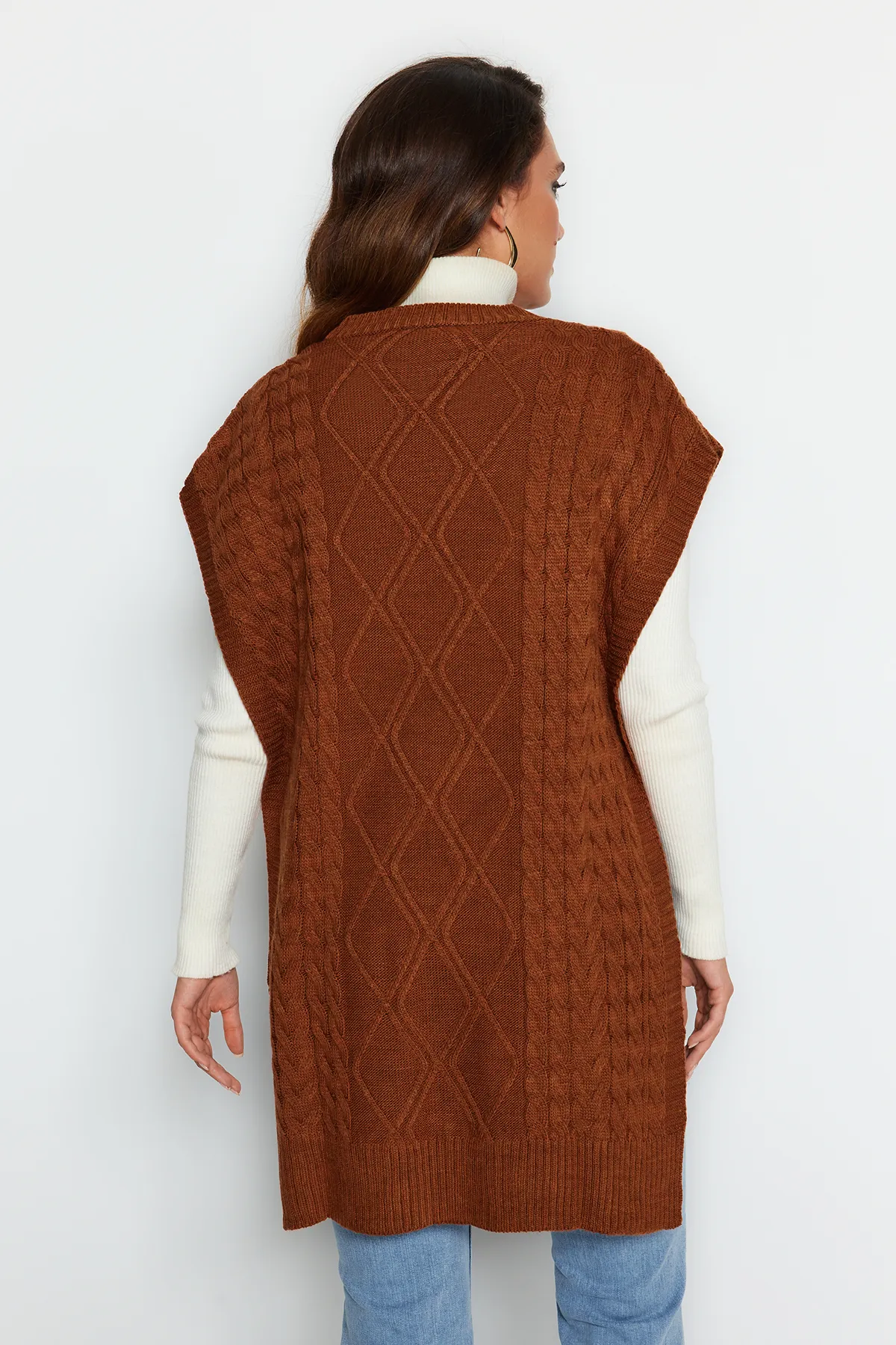 Trendyol Modest  Brauner geflochtener Strickpullover mit Bindegürtel TCTAW22UV0018