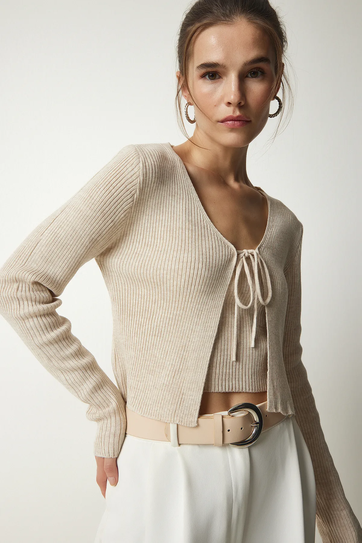 Happiness İstanbul  Cremefarbenes Crop-Cardigan-Set aus Rippstrick für Damen MT00143