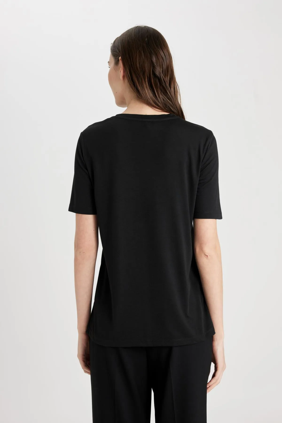 DeFacto  Normal geschnittenes, kurzärmliges T-Shirt mit Rundhalsausschnitt und Blumenmuster C2107ax24sp