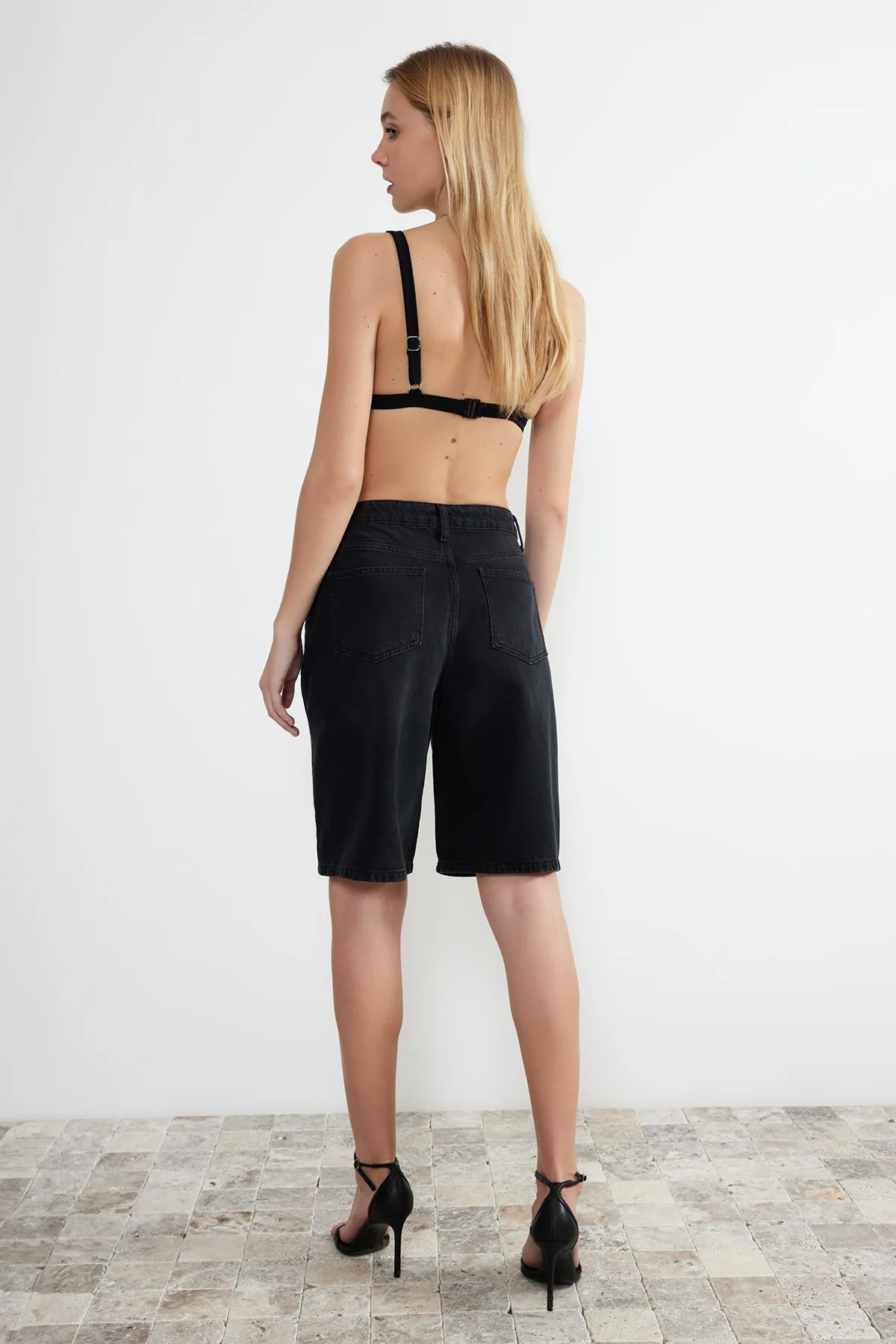 Trendyol Collection  Schwarze Jeansshorts mit hoher Taille und Bermuda TWOSS24SR00007