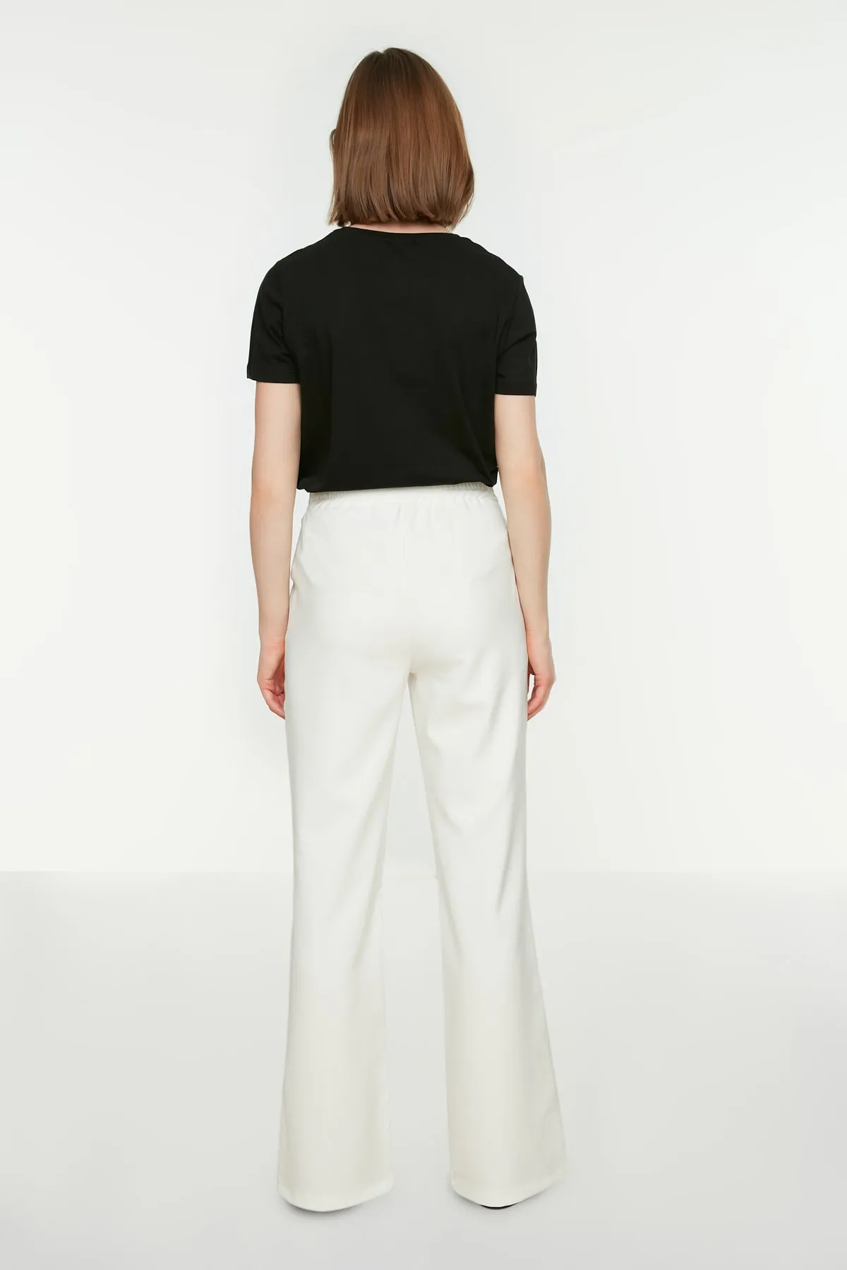 Trendyol Modest  Ecrufarbene, gewebte Hose mit hohem Bund und Schlitz und detaillierten Taschen TCTSS22PL0367