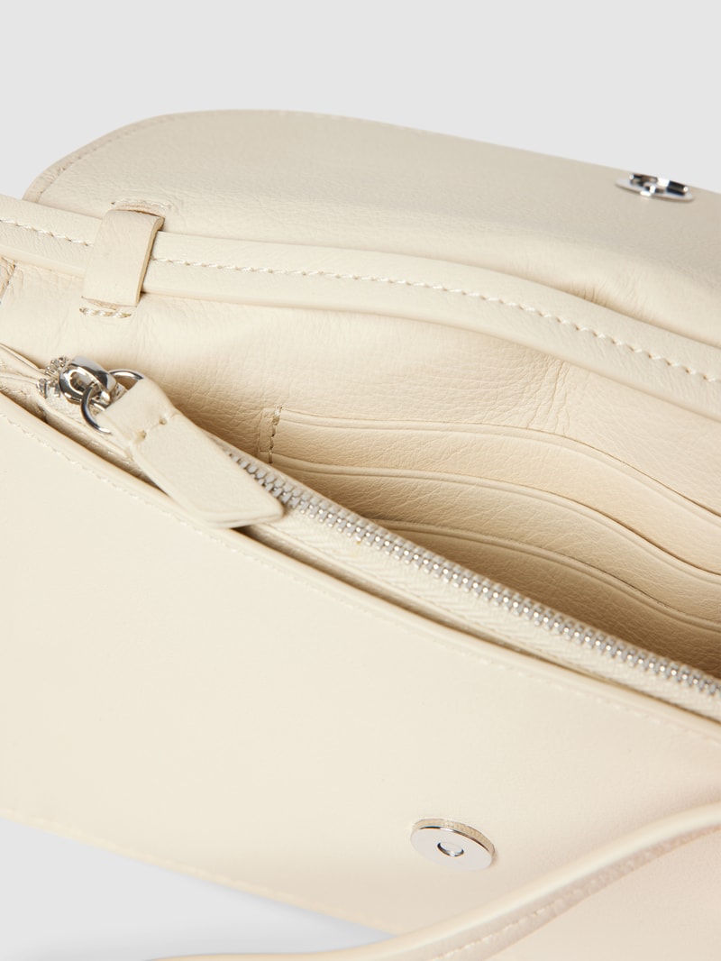 Umhängetasche mit Label-Detail Modell 'JAANA' in ecru