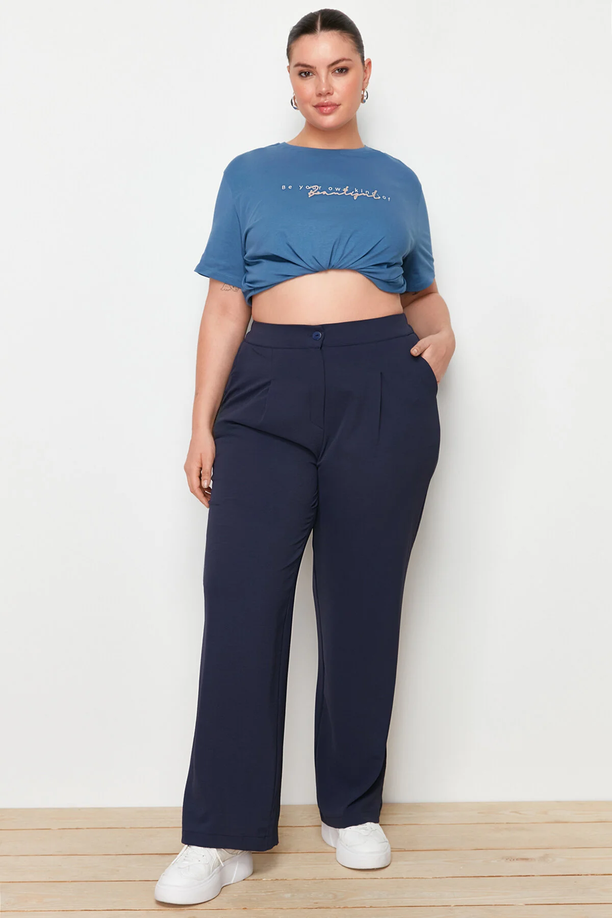 Trendyol Curve  Marineblaue plissierte Webhose mit hoher Taille TBBSS22PL0448