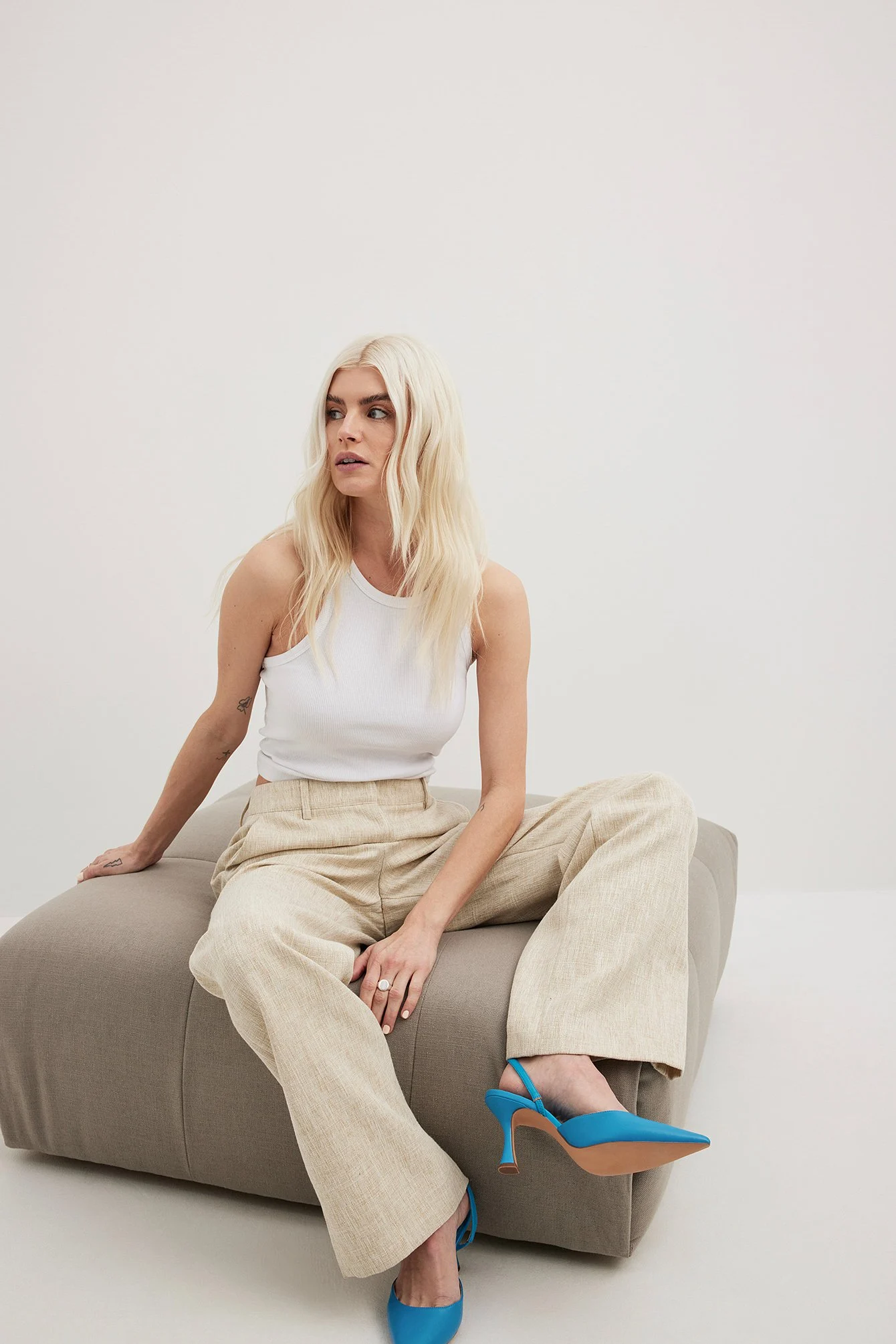 Schmale Sling-Pumps mit Sanduhrform