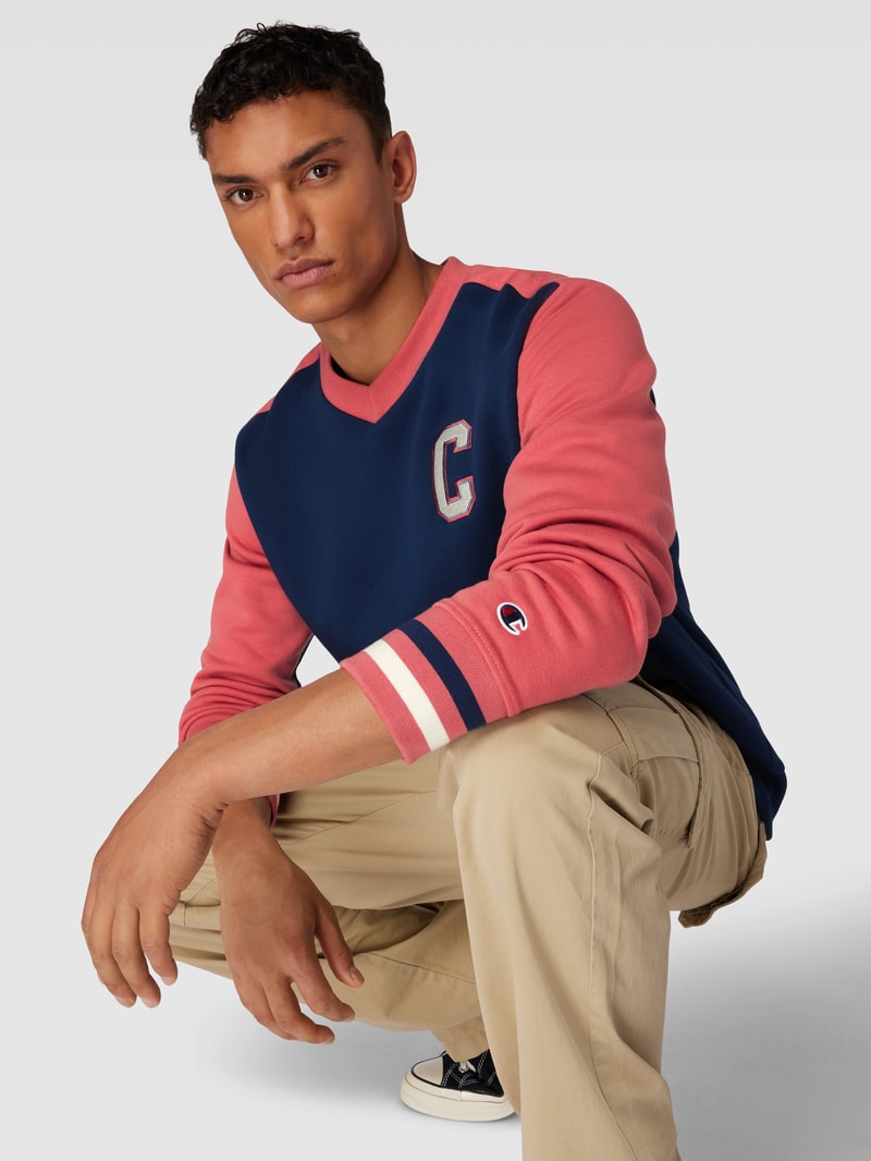 Sweatshirt mit Label-Stitching in marineblau